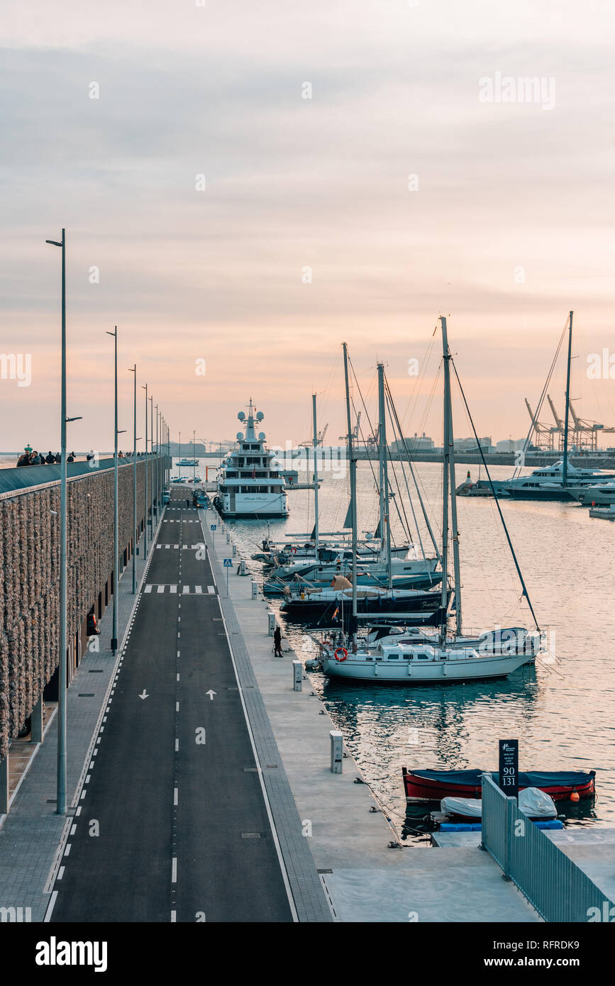 Der Hafen bei Sonnenuntergang, in Barcelona, Spanien Stockfoto