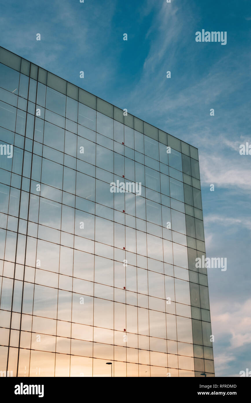Moderne Gebäude aus Glas reflektiert ein Sonnenuntergang, in Barcelona, Spanien Stockfoto