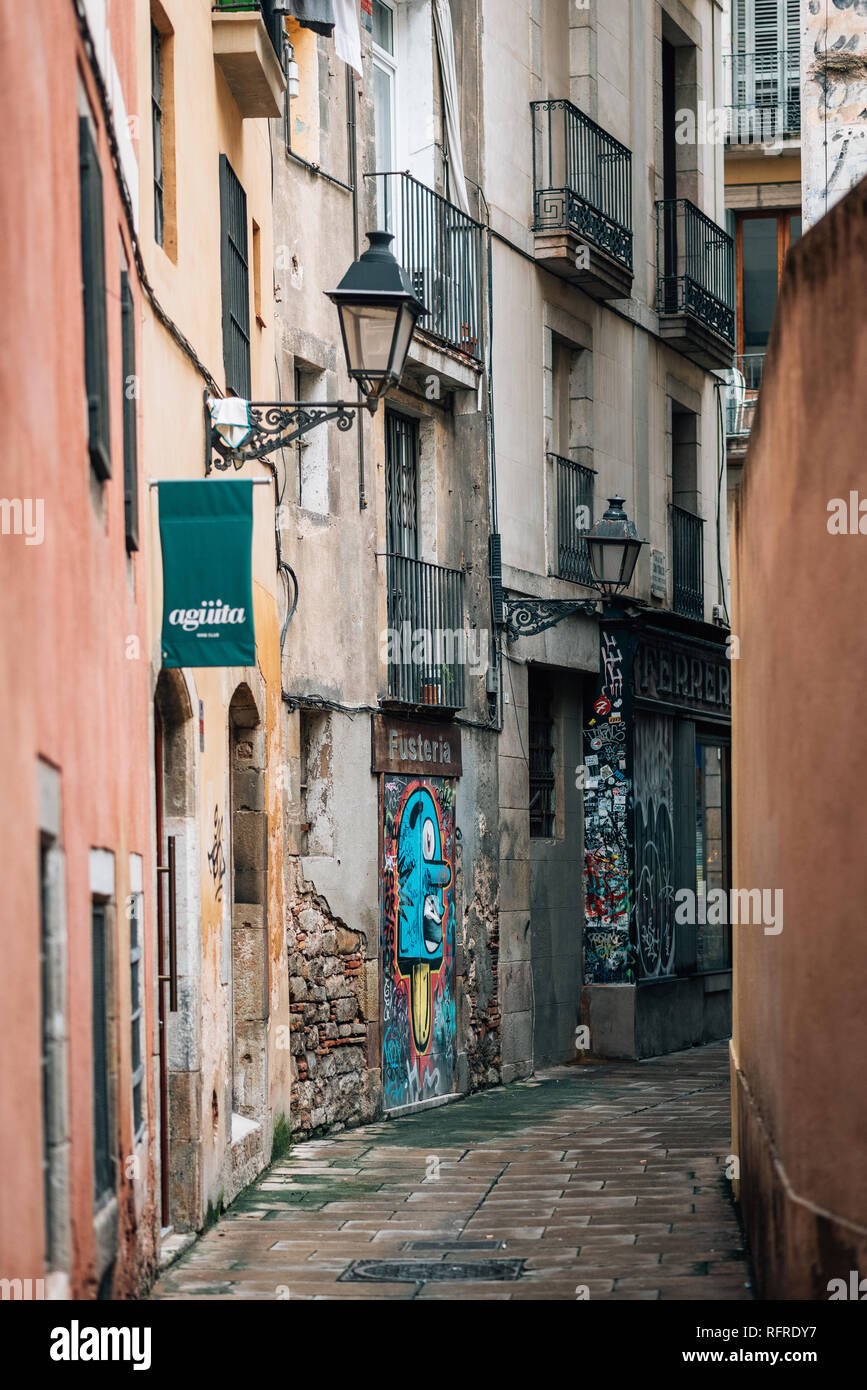 Eine schmale Straße im Gotischen Viertel, Barcelona, Spanien Stockfoto