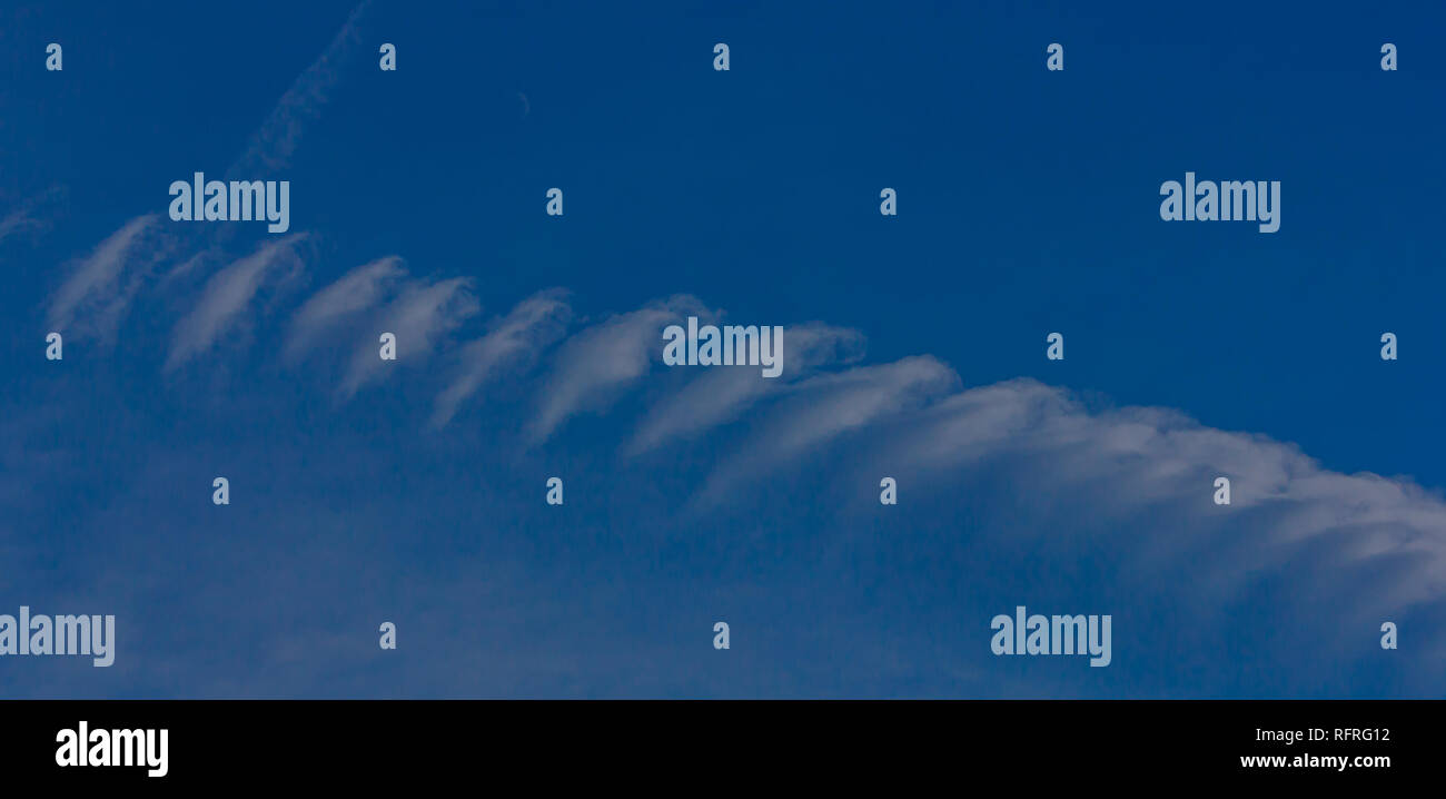 Eine bestimmte weiße Spirale Cloud/eine seltsame Wolke, sieht aus wie eine Spirale Schraube Stockfoto
