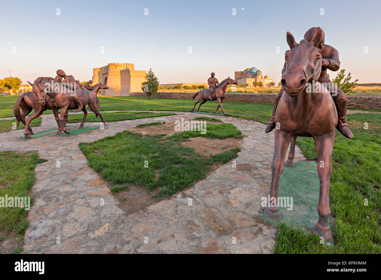 Statuen kasachischen Reiter mit dem Mausoleum von Khoja Ahmed Yasawi im Hintergrund, in Turkestan, Kasachstan Stockfoto