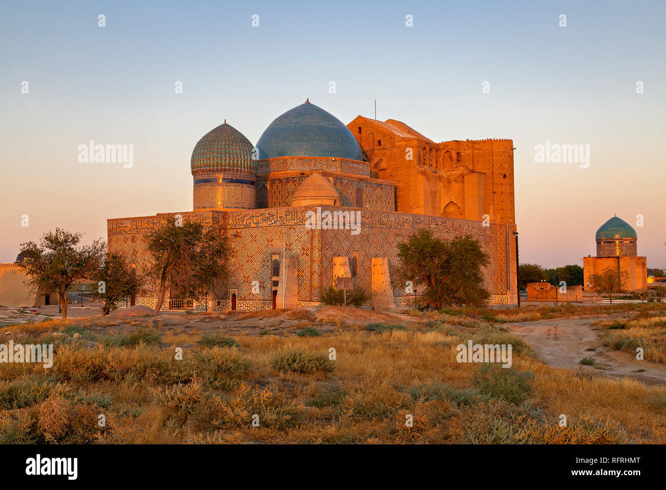 Mausoleum von Khoja Ahmed Yasawi in Turkestan bei Sonnenaufgang, Kasachstan. Stockfoto