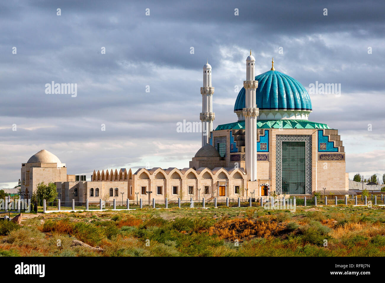Blick über die Khoja Ahmed Yasawi Moschee in Turkestan, Kasachstan. Stockfoto