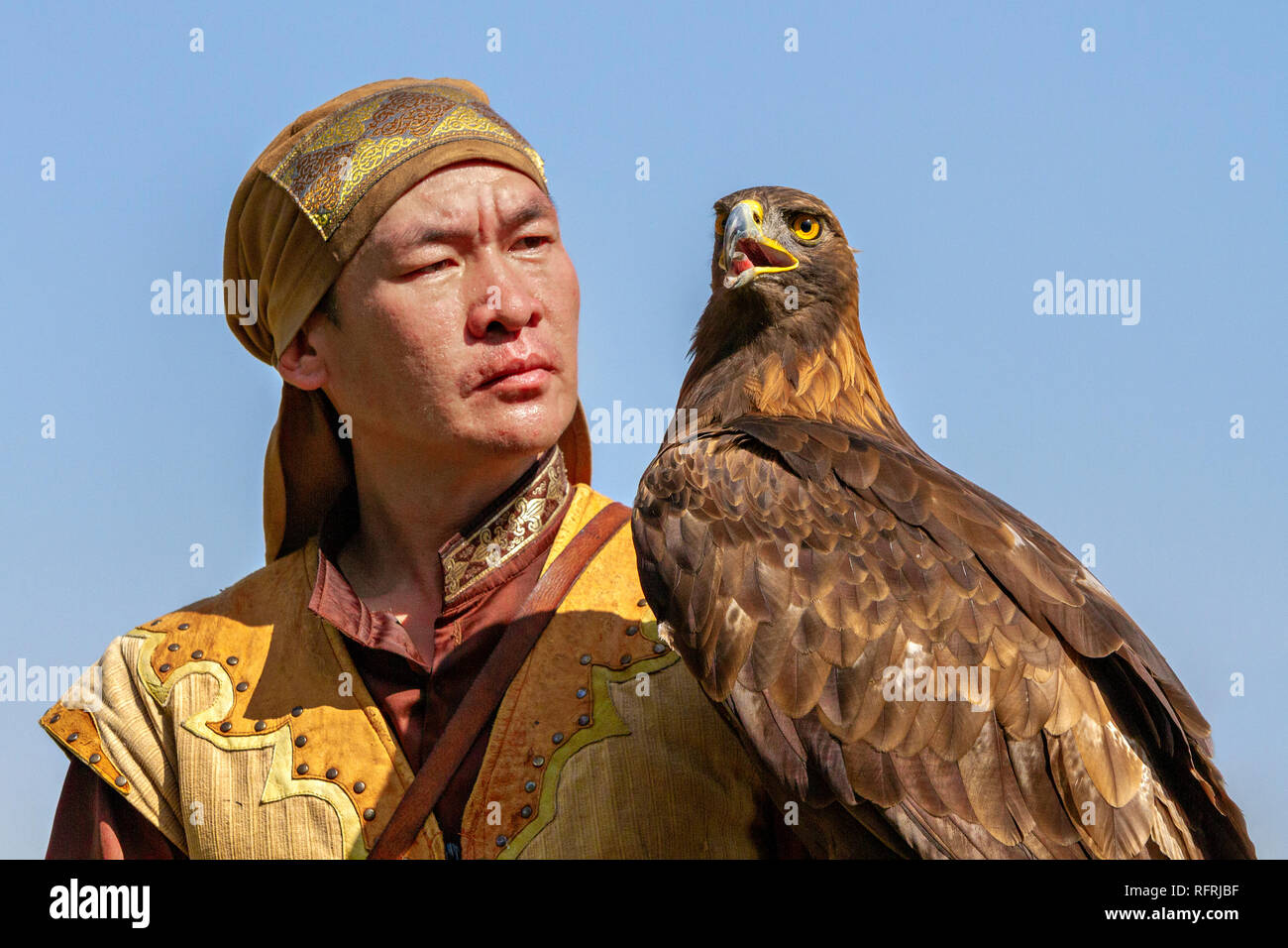 Eagle Hunter und seine Golden Eagle, in Almaty, Kasachstan Stockfoto