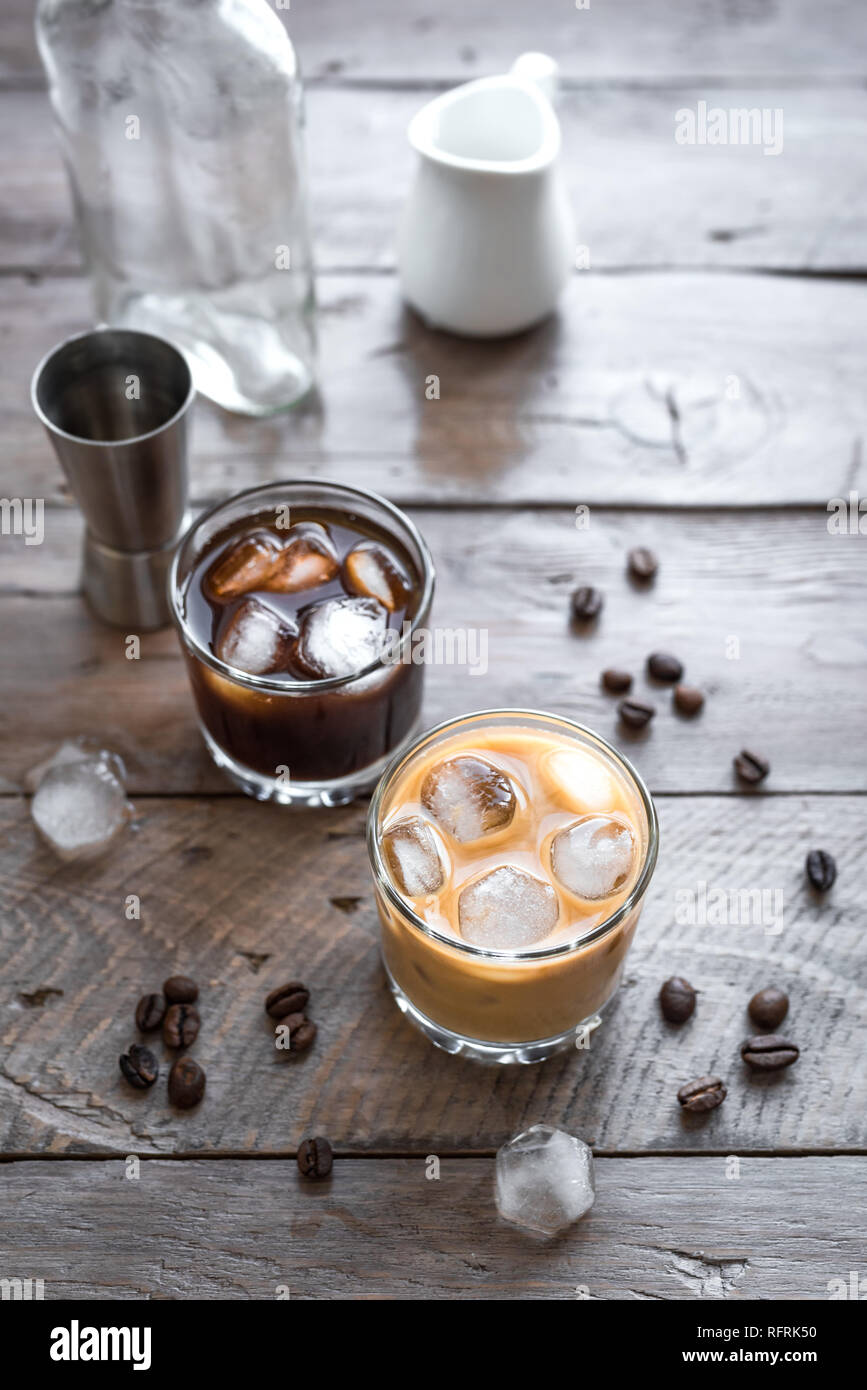 Black und White Russian Cocktails mit Wodka, Kaffeelikör und Creme. Hausgemachte Eistee Alkohol versoffenen Schwarzer russischer und White Russian trinken mit Kaffee b Stockfoto