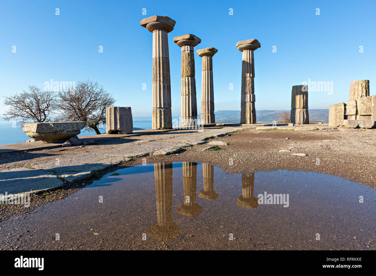 Spalten der Tempel der Athena in die Ruinen von Assos, Canakkale, Türkei Stockfoto