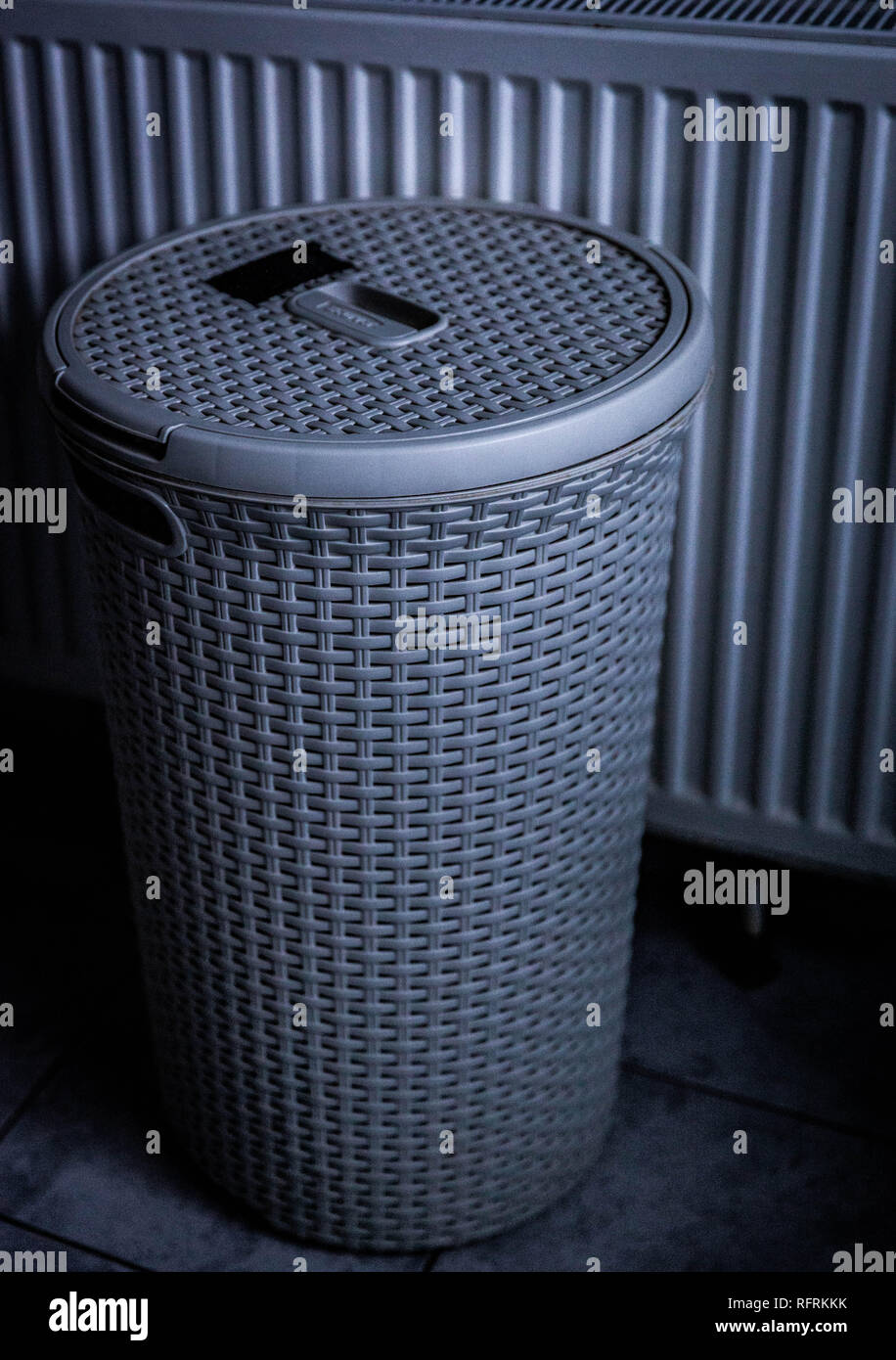 Ein zylindrischer Wäschekorb. Stockfoto
