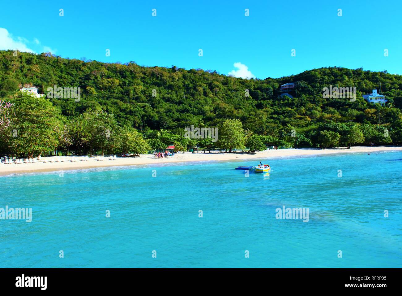 Grenada, Karibik - 23. Februar 2018: Blick vom Meer der wunderschönen weißen Sandstrand und dem türkisfarbenen Wasser des Grenada Morne Rouge Strand. Stockfoto