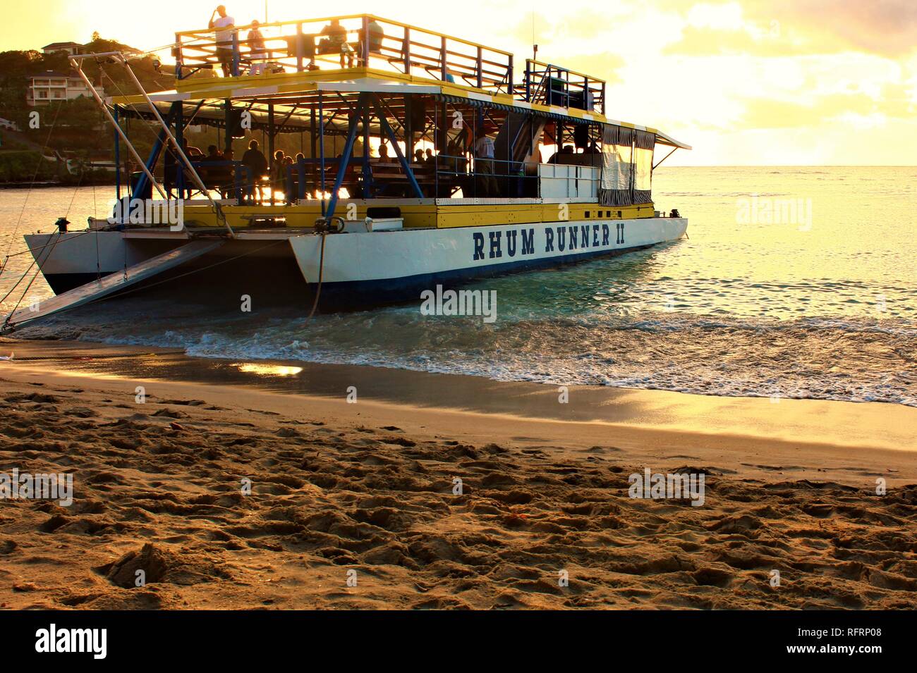 Grenada, Karibik - 23. Februar 2018: Die lokale Rum Runner Party Boot am Morne Rouge Strand angedockt warten auf die Touristen an Bord zurückzukehren. Stockfoto