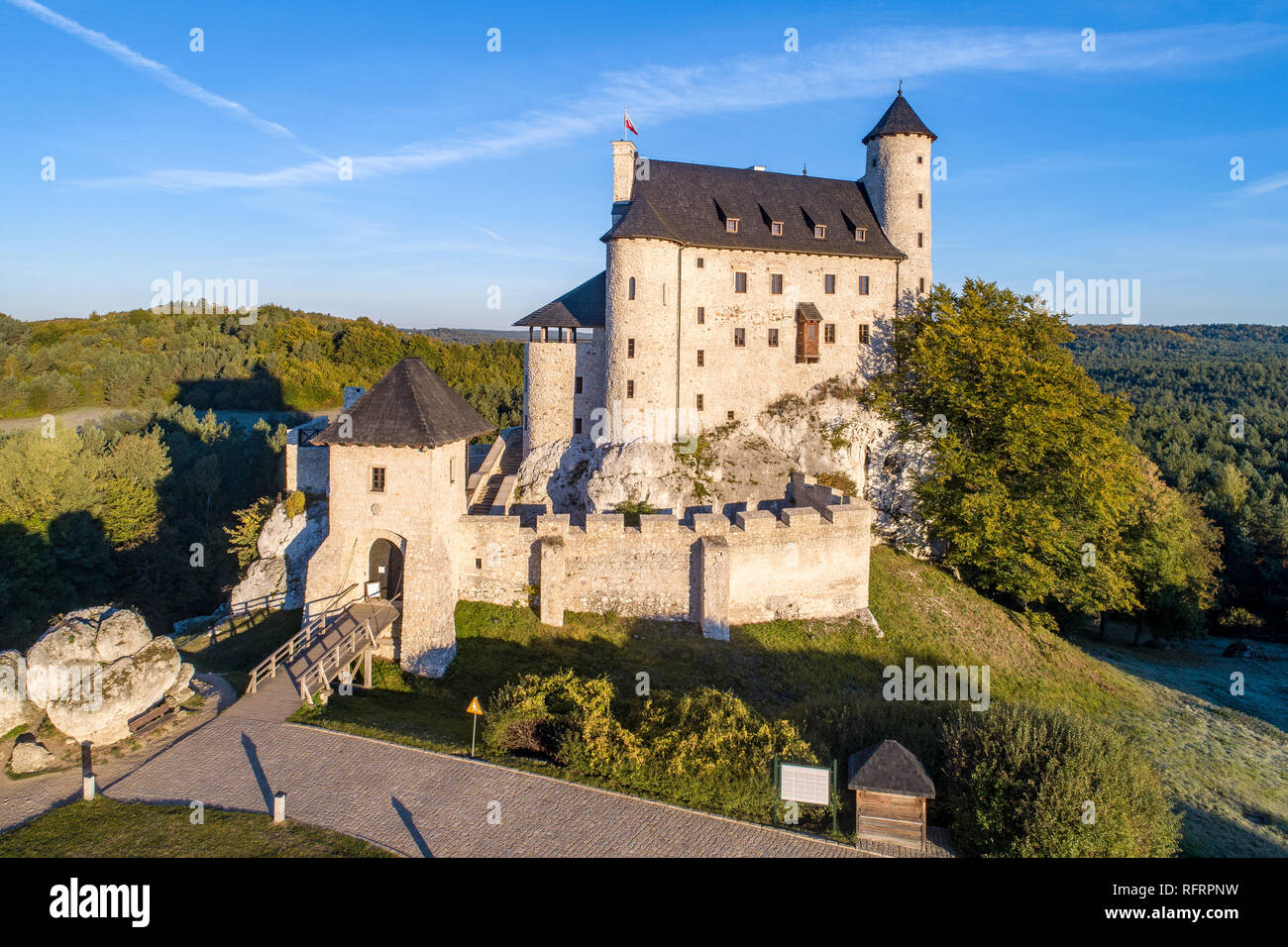 Mittelalterliche Burg in Lindenberg, Polen, im 14. Jahrhundert errichtet, im 20. Jahrhundert renoviert. Eine der Hochburgen namens Adler Stockfoto