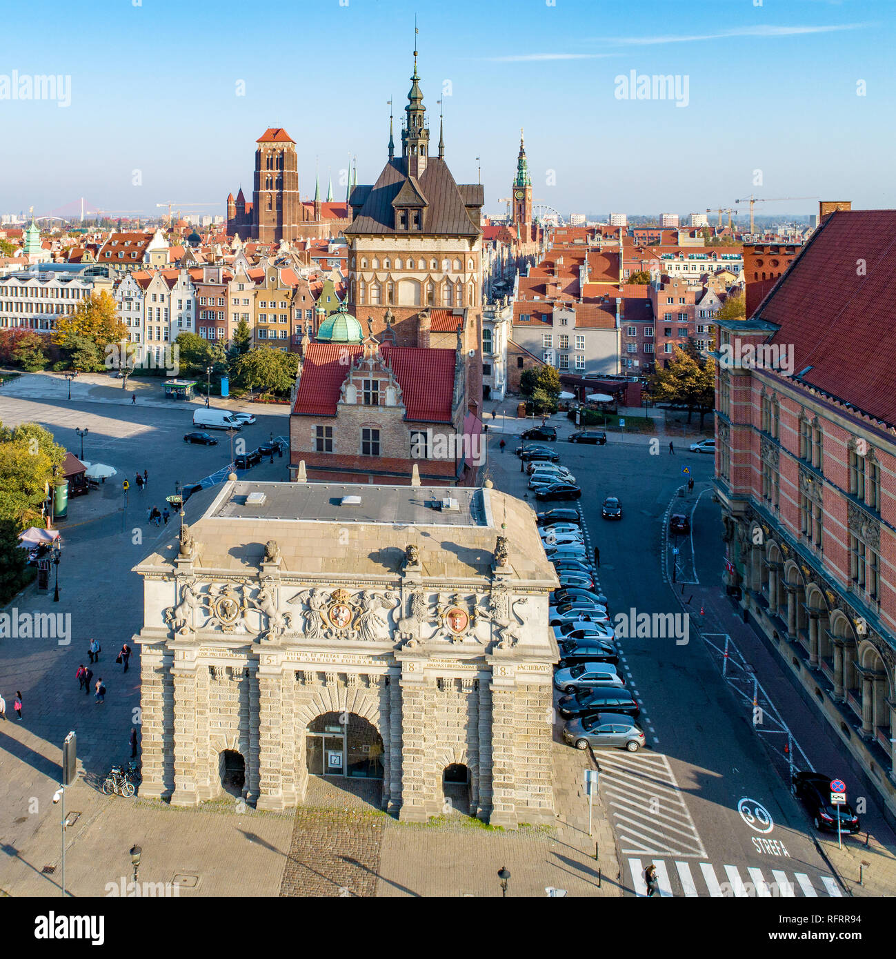 Danzig, Polen. Alte Stadt mit Renaissance Tor, genannt Brama Wyzynna, (Upland oder hohe Tor) Gefängnis Tor mit Folterkammer, St. Maria Kirche Turm Stockfoto