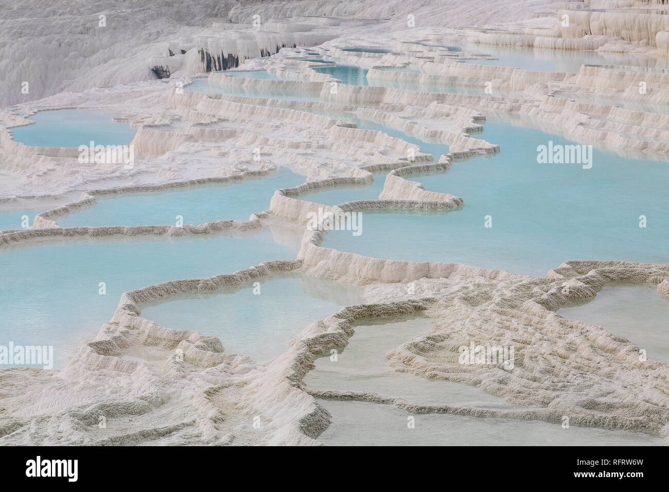 Natürliche Travertinbecken und Terrassen von Pamukkale, Denizli, Türkei. Stockfoto