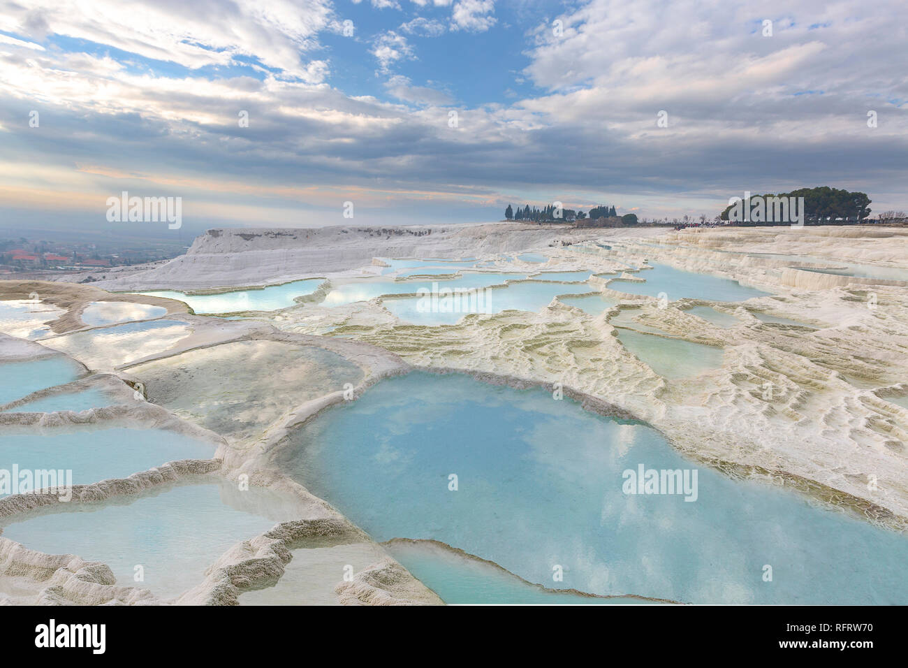 Natürliche Travertinbecken und Terrassen von Pamukkale, Denizli, Türkei. Stockfoto