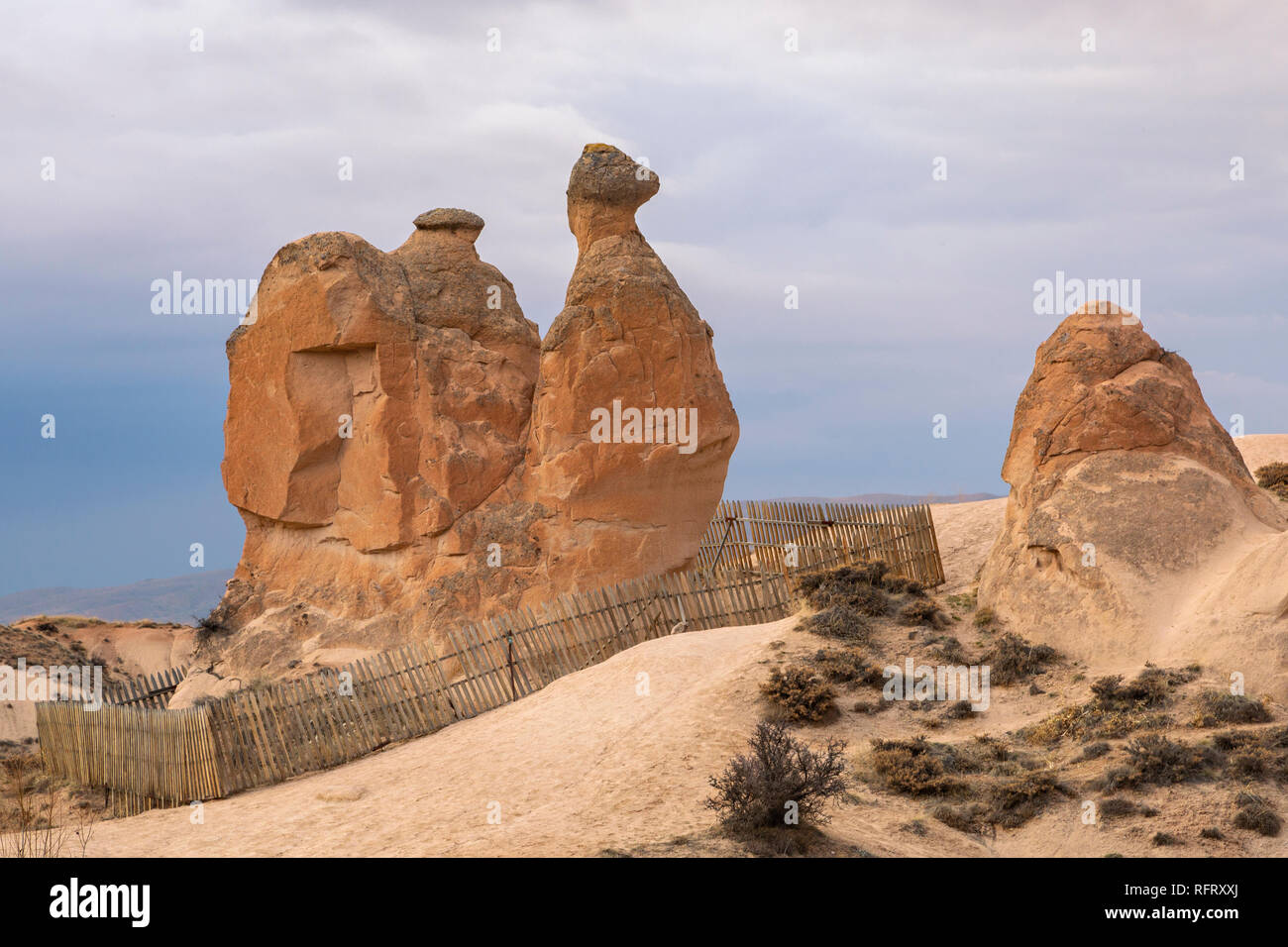 Extremes Gelände von Kappadokien mit vulkanischen Felsformationen, die wie ein Kamel zu sitzen, Türkei Stockfoto