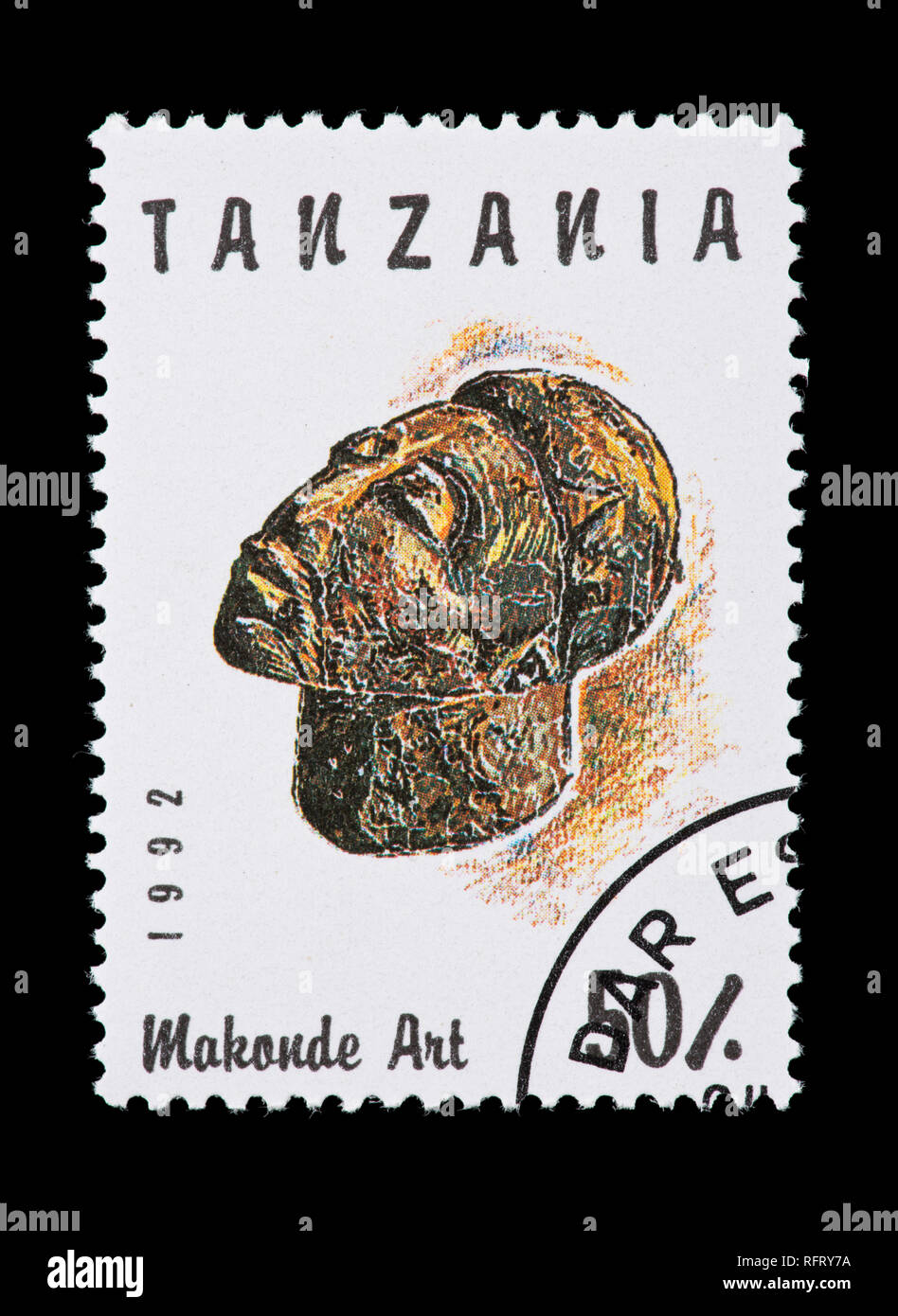 Briefmarke aus Tansania mit einem geschnitzten Gesicht, Beispiel der Makonde Art. Stockfoto