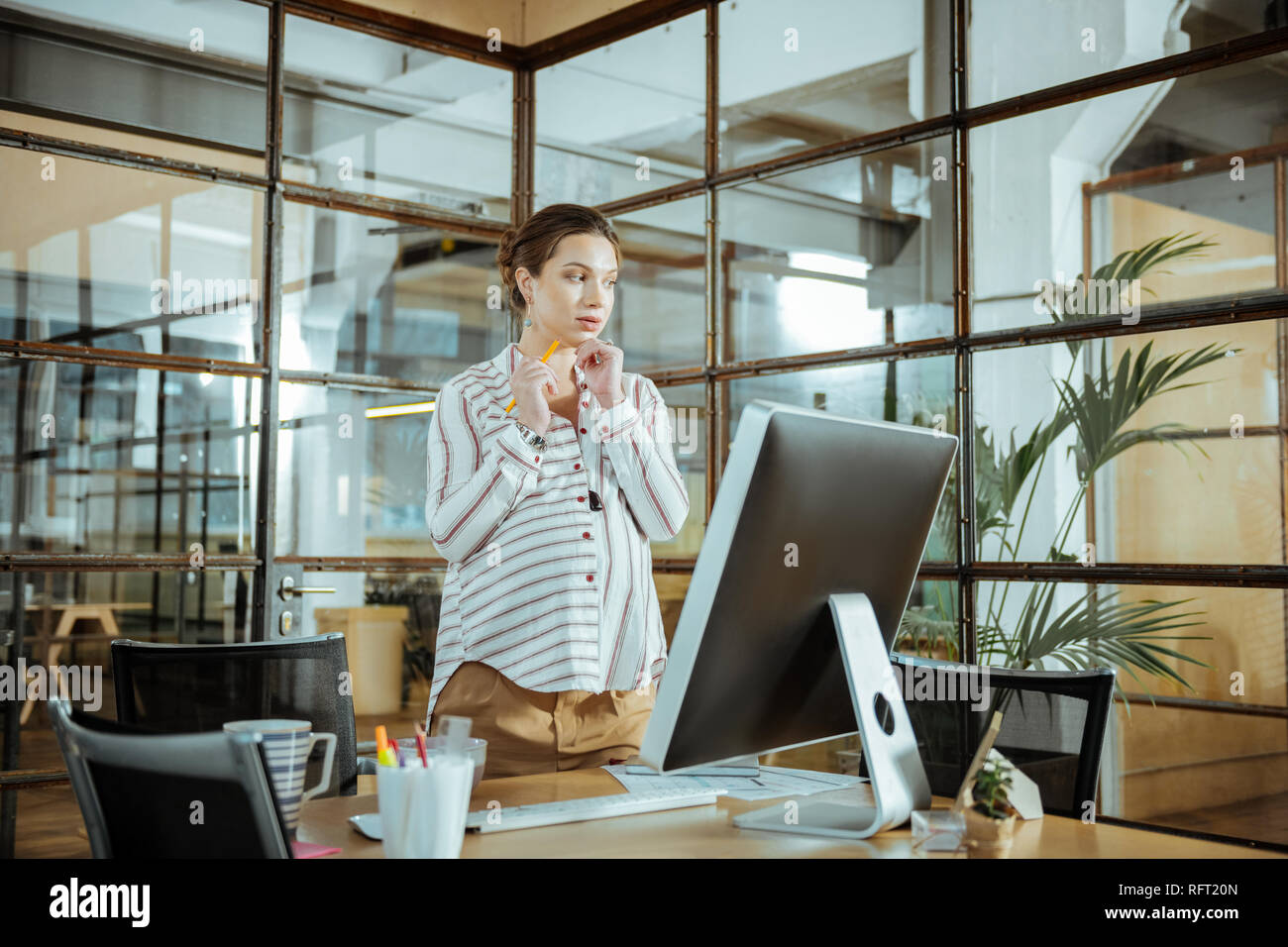 Schöne vielversprechende Interior Designer arbeiten an neuen Projekt Stockfoto