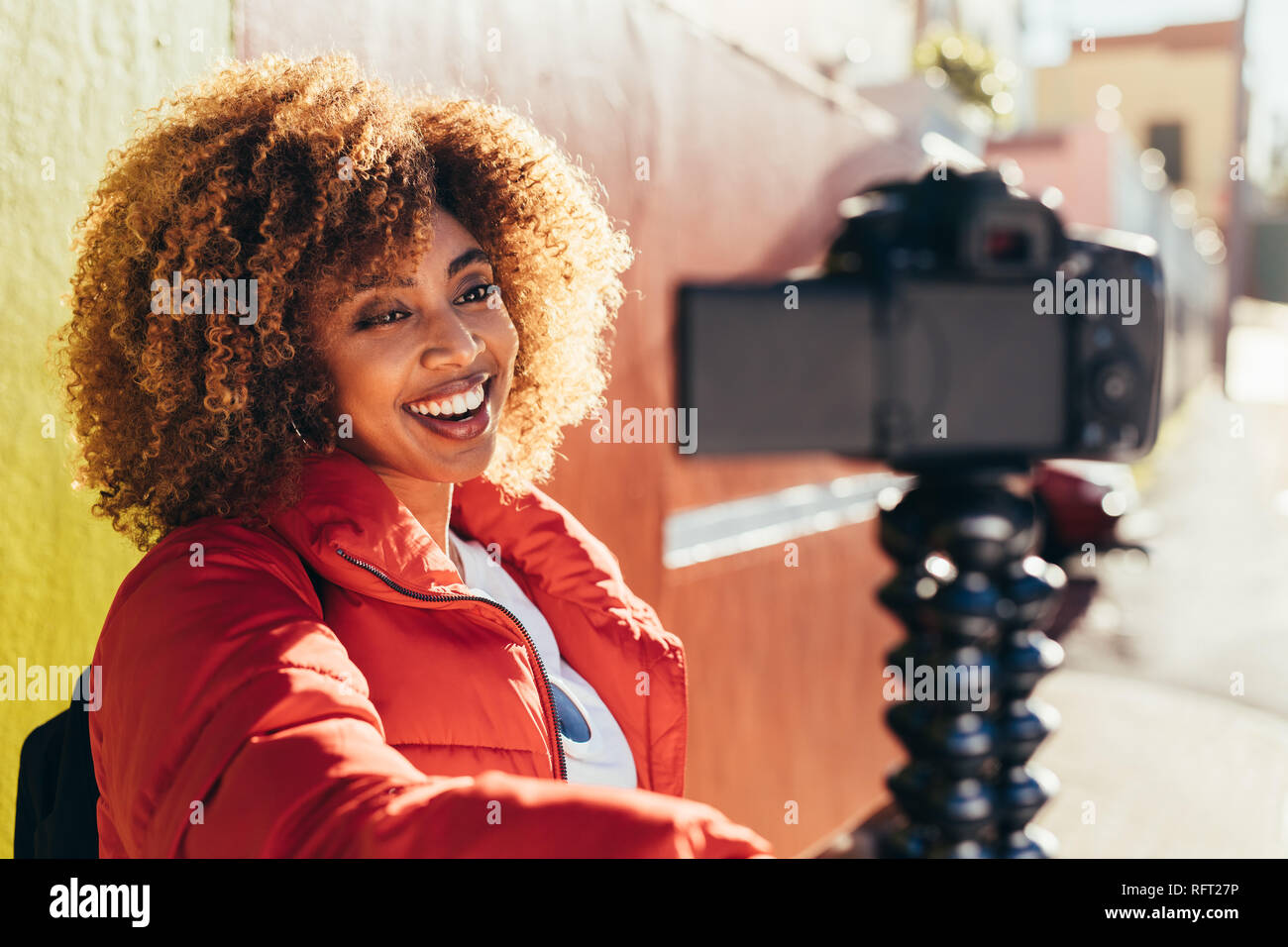Nahaufnahme von einem lächelnden afro-amerikanische Frau, Tourist, der eine selfie mit Ihrer Digitalkamera. Weibliche touristische blogger Aufnahme Inhalt für Ihre Reise blo Stockfoto