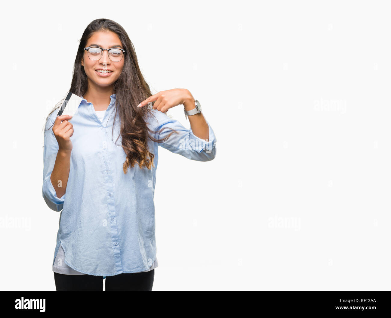 Junge arabische Frau mit Kreditkarte über isolierte Hintergrund mit Überraschung Gesicht zeigenden Finger zu sich selbst Stockfoto