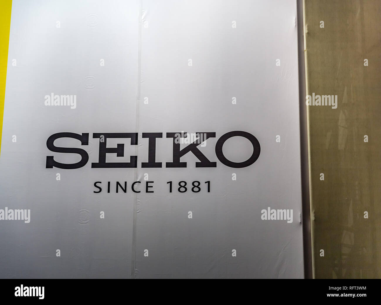 Rom, Italien, 5. JANUAR 2019: Licht erleuchtet ist SEIKO Logo auf Namensschild in der Nacht Stockfoto