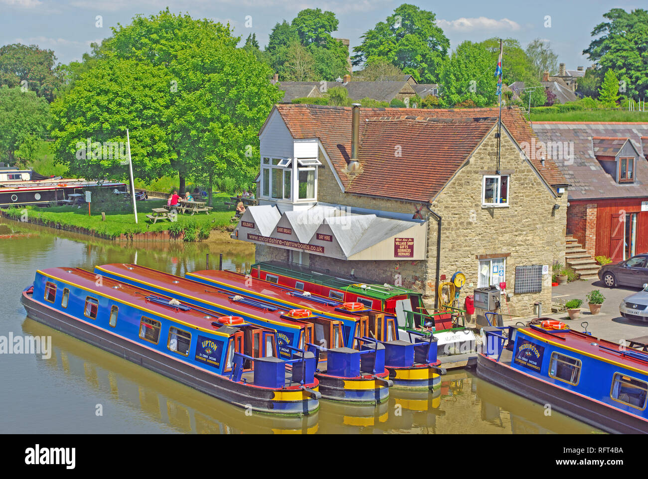 Schmale Boote, untere Heyford, Kai, Oxford Canal, Oxfordshire Stockfoto