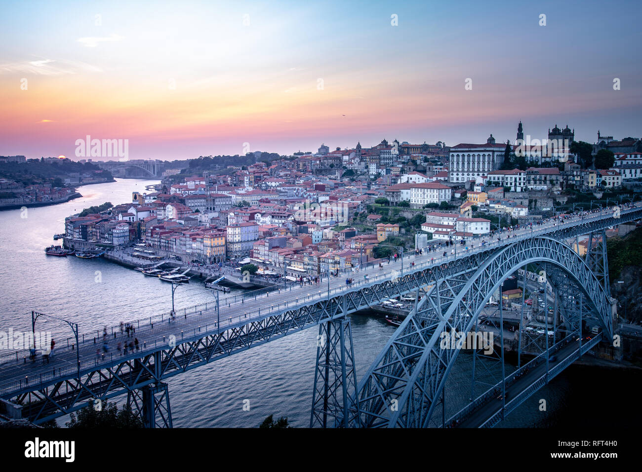 Porto, Stadtbild und Bridge bei Sonnenuntergang, Portugal, Europa Stockfoto