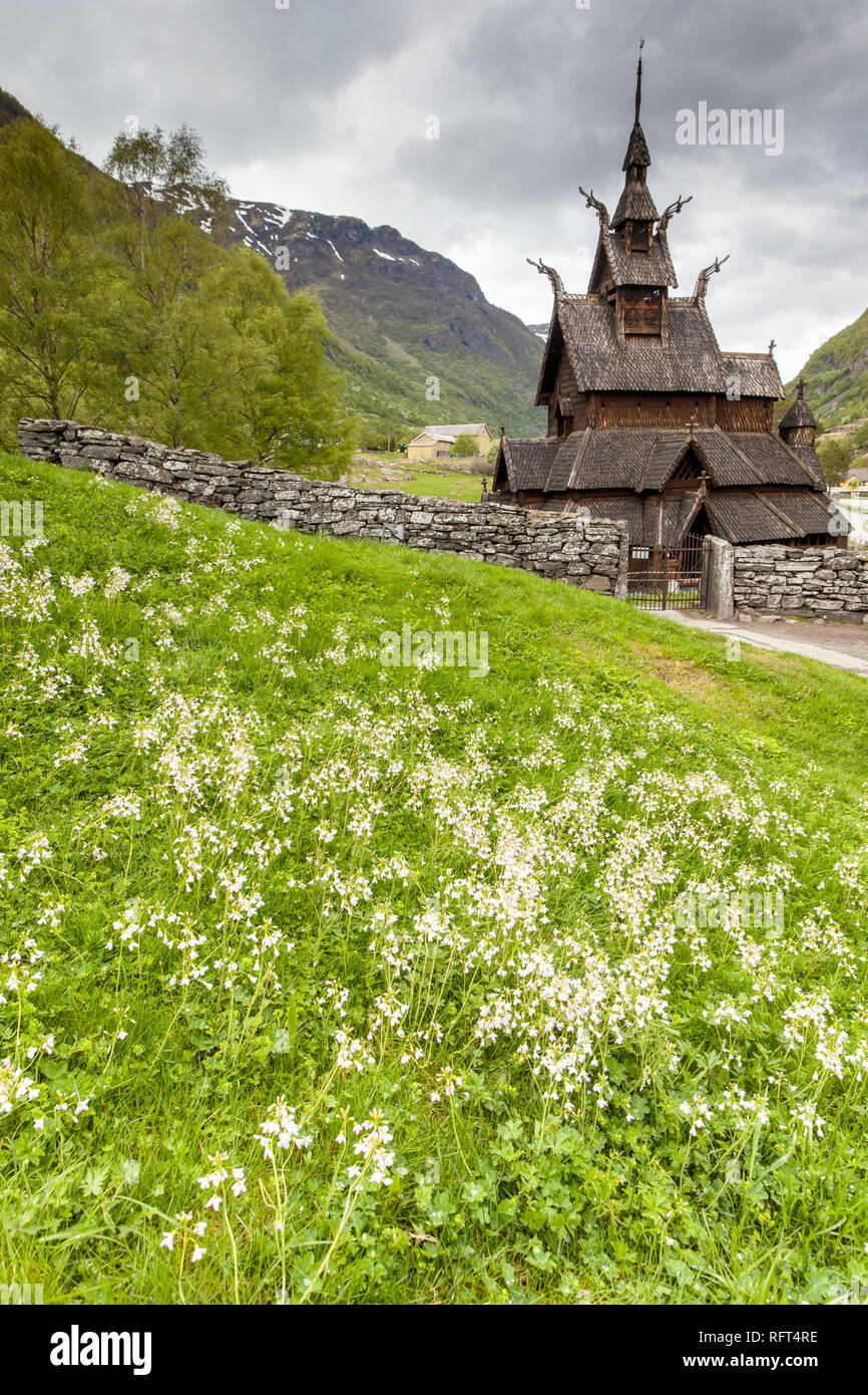 Borgund Stabkirche mit Blumen im Vordergrund, Laerdal, Sogn og Fjordane, Norwegen Stockfoto