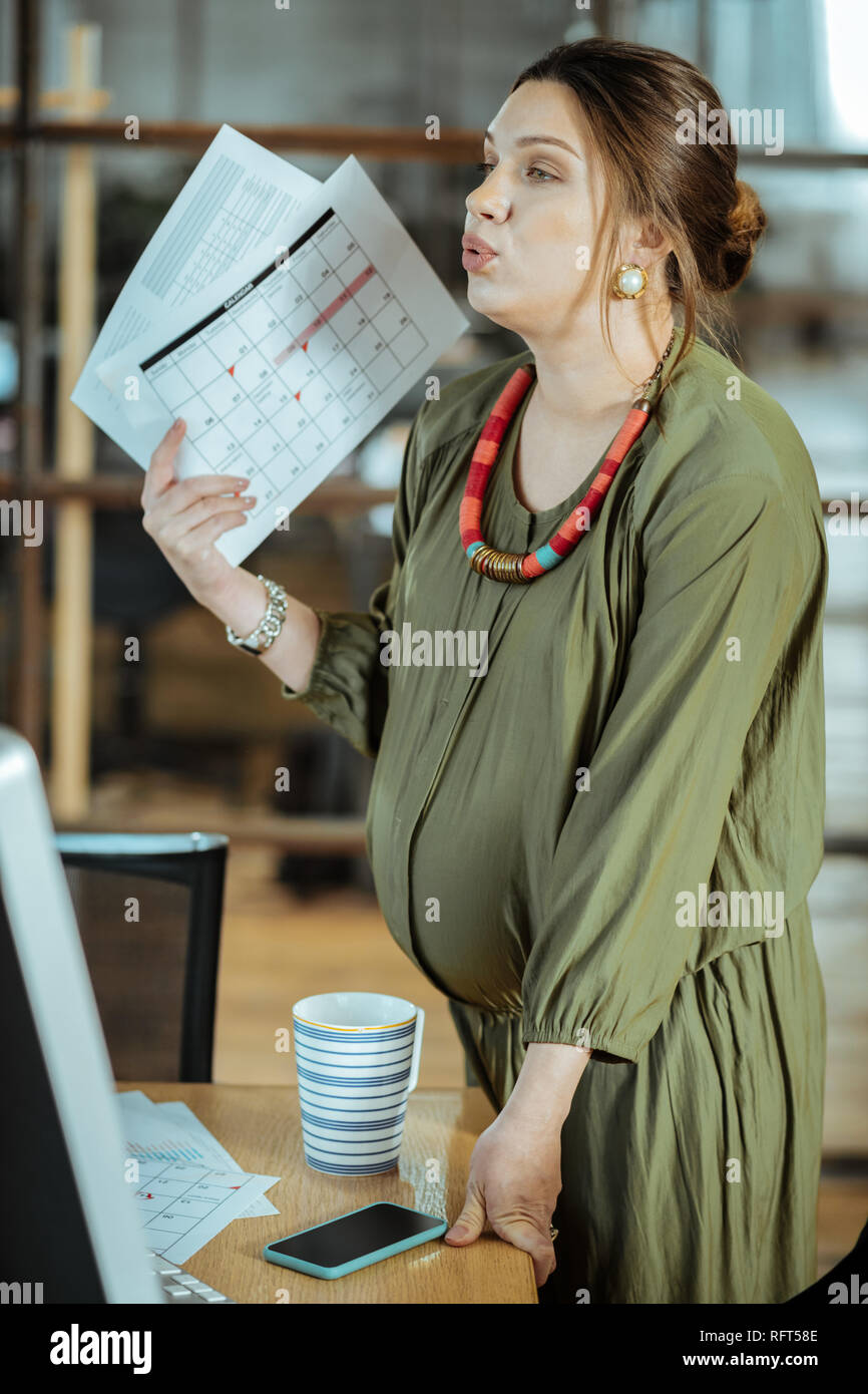 Schwangere Geschäftsfrau schlechte Gefühl nach der Arbeit im Büro Stockfoto