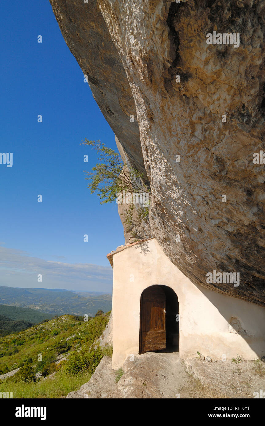 Aix-en-Provence Aix-en-Provence Kapelle unter der Felswand in der Gorge du Verdon oder Verdon Regional Park, Castellane, Alpes-de-Haute-Provence Provence Frankreich Stockfoto