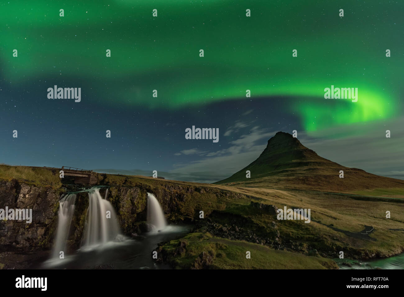 Das Nordlicht am Berg Kirkjufell Island. Landschaft mit Wasserfall Kirkjufellsfoss, mit grünen Bands der Aurora Borealis. Snaefellnes, Icela Stockfoto