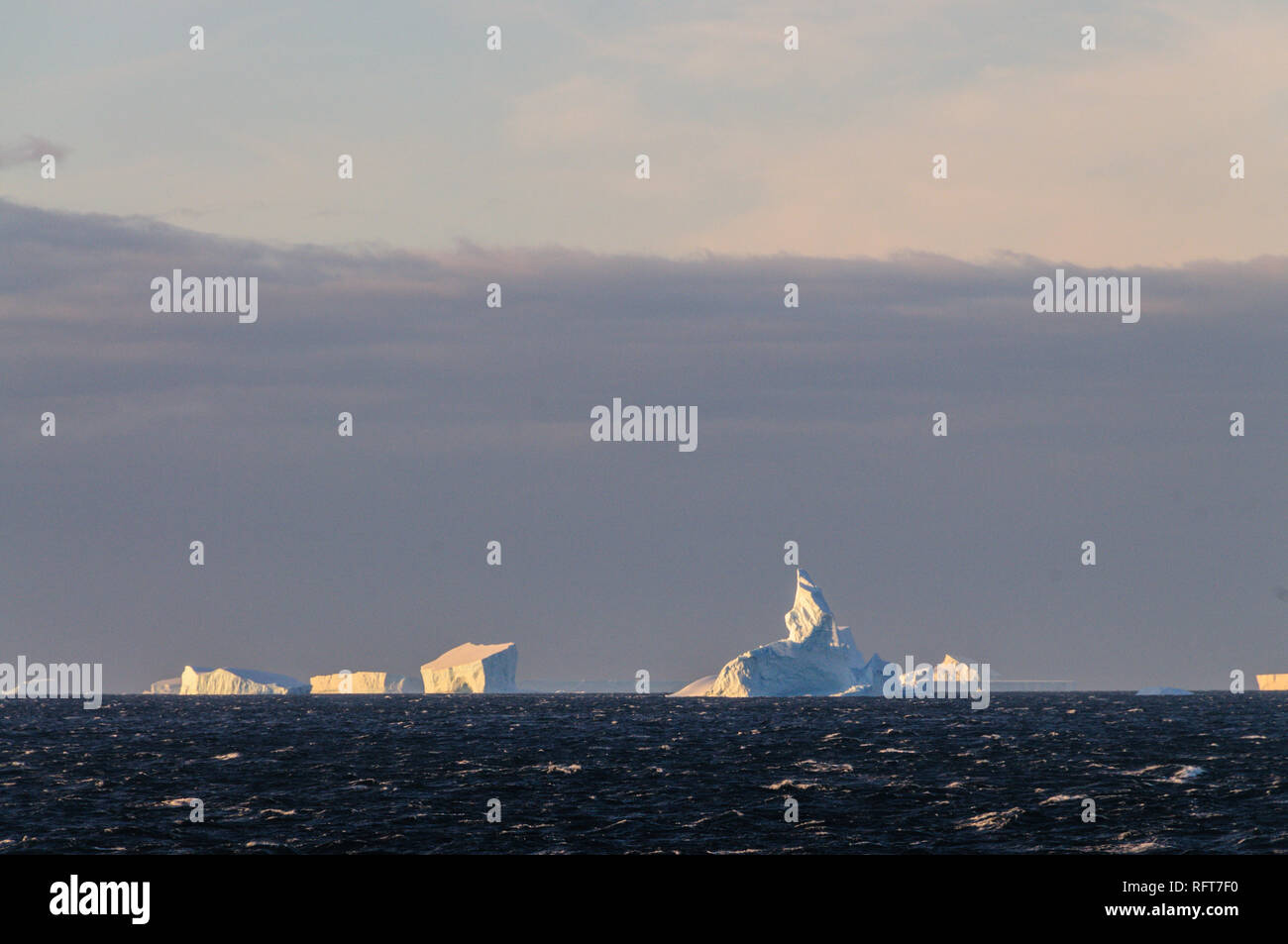 Antarktis Sonnenuntergang: schwimmende Eisberge im Weddellmeer, in der Nähe der Antarktischen Halbinsel, wie aus einer Antarktischen Erforschung Schiff gesehen Stockfoto