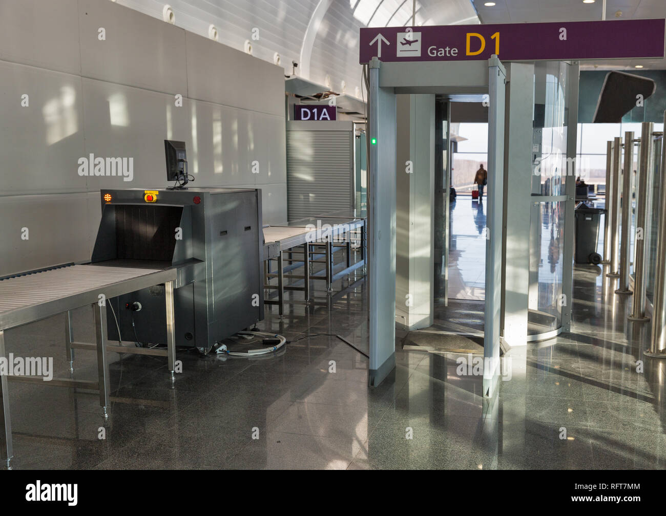 Leere Airport Security Check Point mit Metalldetektor und X-ray Scaner Stockfoto