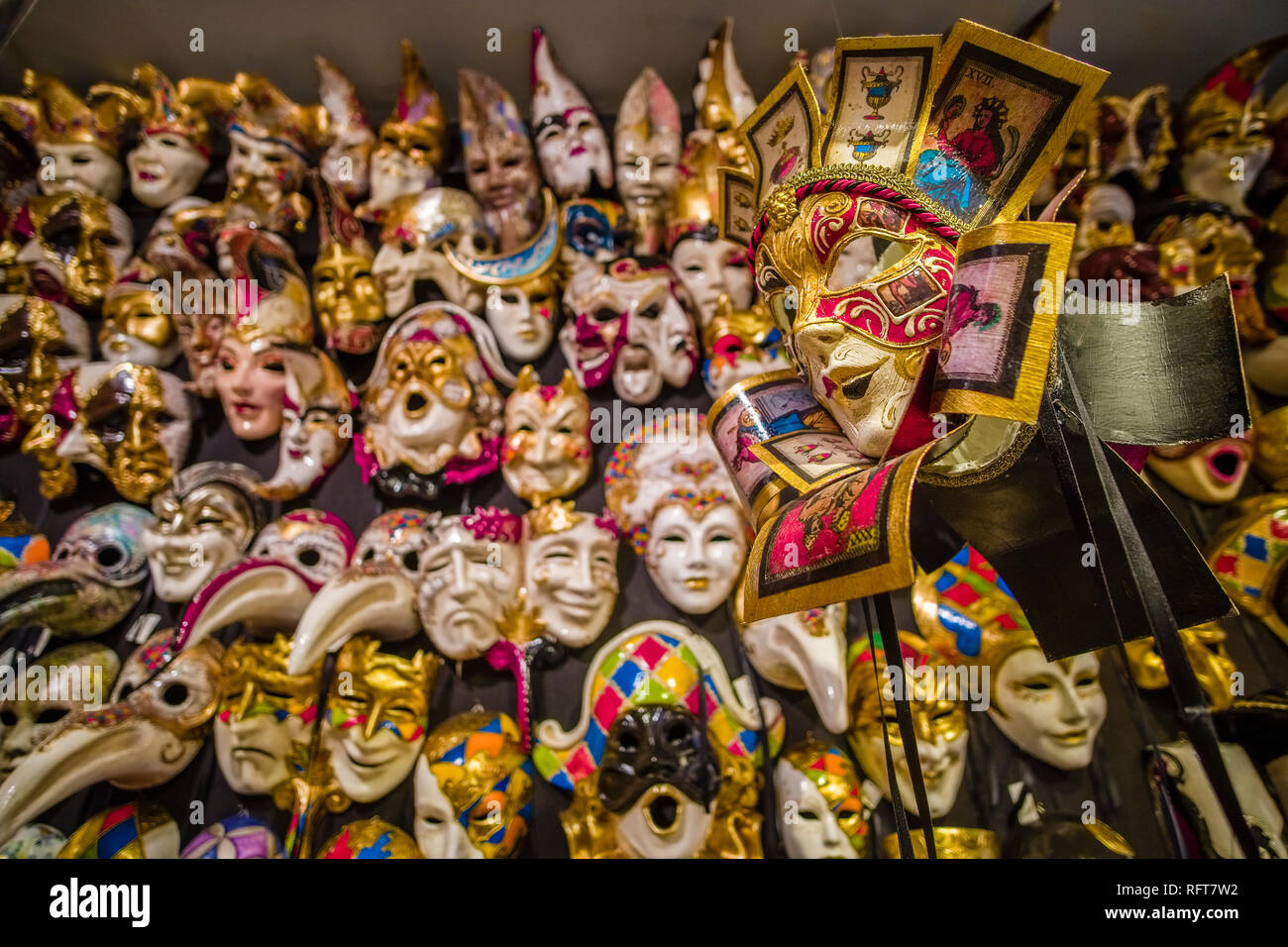 Kunstvoll und bunten Masken für den Karneval in Venedig, Carnevale di Venezia, sind in einem Shop zum Verkauf angezeigt Stockfoto