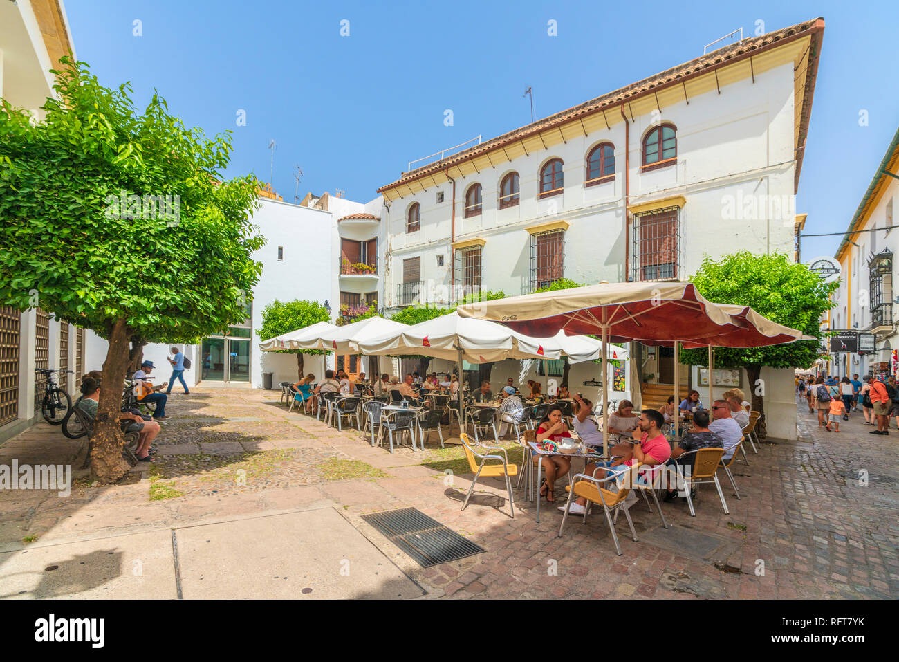 Touristen mit Mittagessen in einem traditionellen Restaurant in der Altstadt, Cordoba, Andalusien, Spanien, Europa Stockfoto