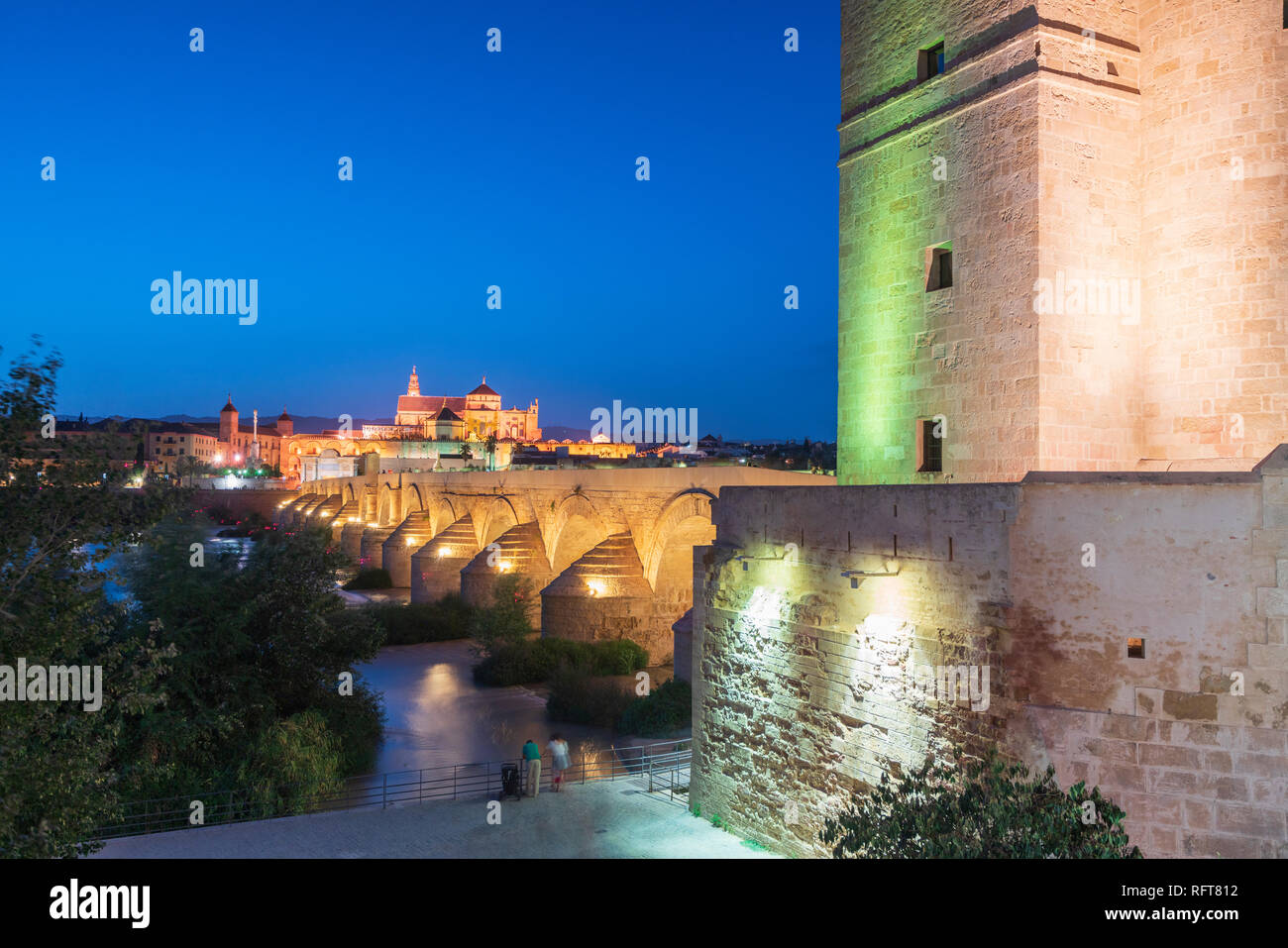 Dämmerung leuchtet auf Puerta del Puente und Calahorra Turm (Torre de la Calahorra), Tor der islamischen Ursprungs, Cordoba, UNESCO, Andalusien, Spanien Stockfoto