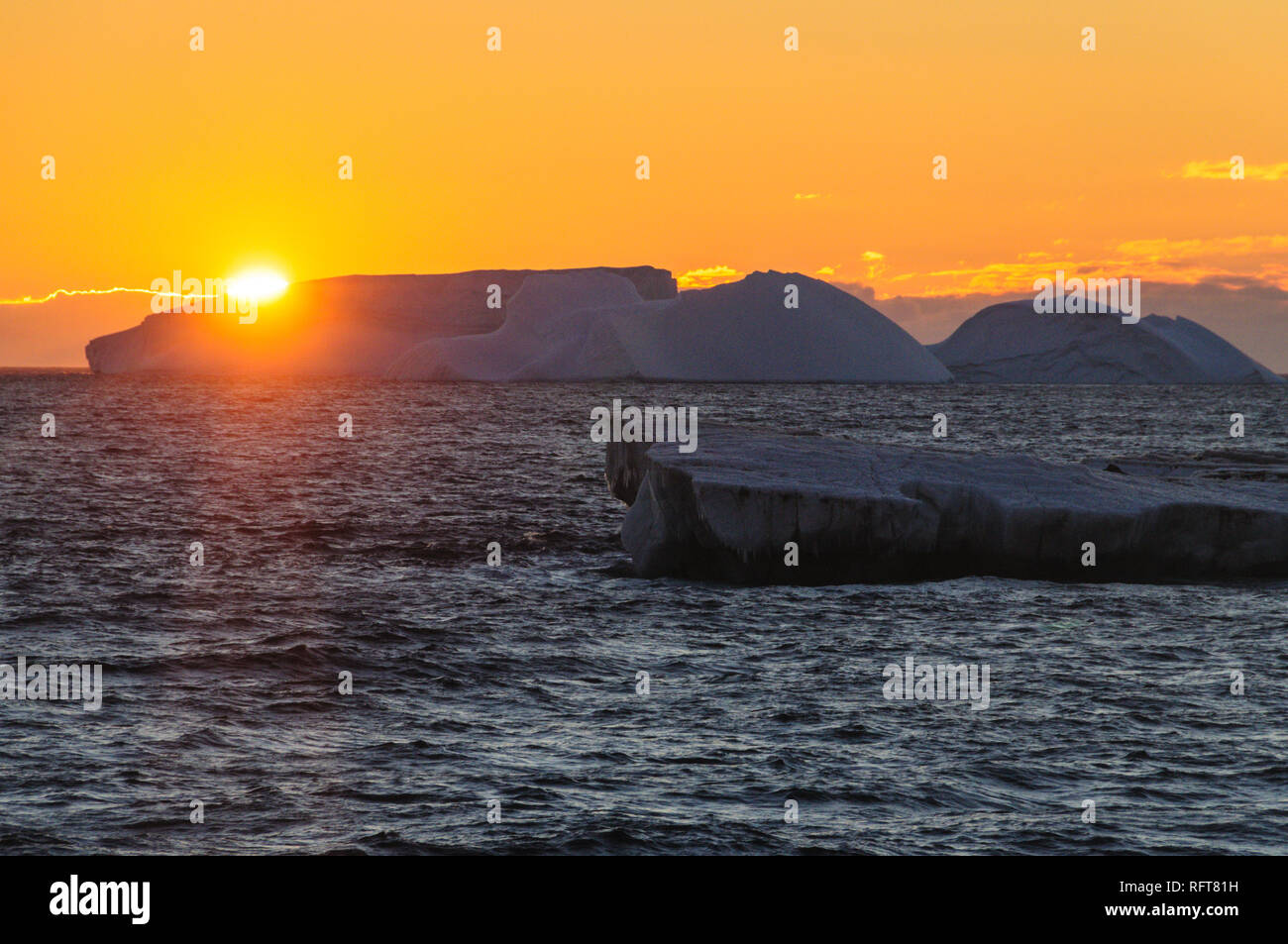 Antarktis Sonnenuntergang: schwimmende Eisberge im Weddellmeer, in der Nähe der Antarktischen Halbinsel, wie aus einer Antarktischen Erforschung Schiff gesehen Stockfoto