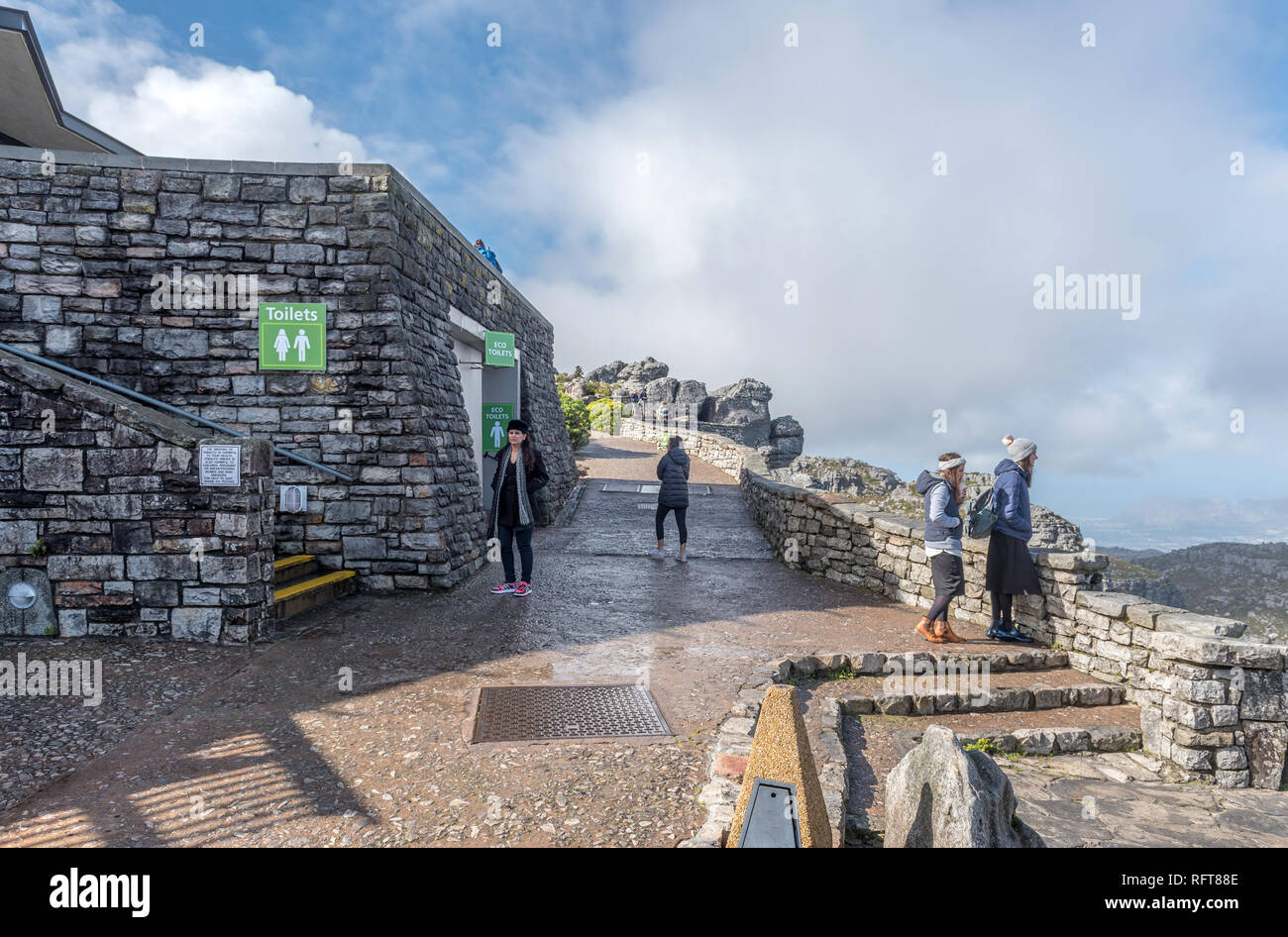 Kapstadt, Südafrika, 17. AUGUST 2018: WC-Anlagen auf den Tafelberg in Kapstadt. Menschen sind sichtbar Stockfoto