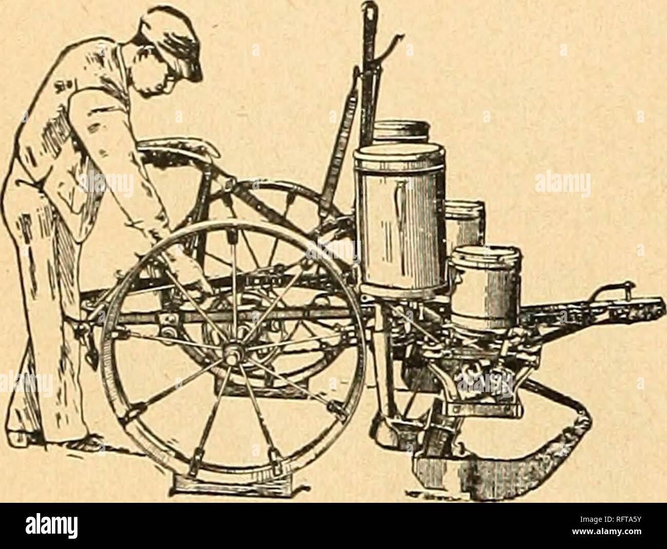 . Capitol City Samen für 1944. Baumschulen (Gartenbau) Kataloge, Leuchtmittel (Pflanzen) Kataloge Kataloge; Gemüse; Garten Werkzeuge Kataloge; Samen Kataloge. Die kannelierten Kraft ist entworfen, um zu säen, sicher und gleichmäßig, was gesät wird. Der Dünger wird 30 bis 1135 Pfund sow und den Morgen. 9-7 Single Disc $ 169 25 11-7 Single Disc 190 00 Preise für andere Modelle auf Anfrage. Zweireihig Mais Pflanzmaschine Alle Pflanzmaschinen ausgerüstet mit verstellbaren drop Platten, wenn so bestellt. Für Preise. Schreiben. Unsere spezielle neue Funktion in Dieses Sägerät ist, dass wir nicht nur eine genaue Anzahl der Kerne in jedem Berg erhalten Stockfoto