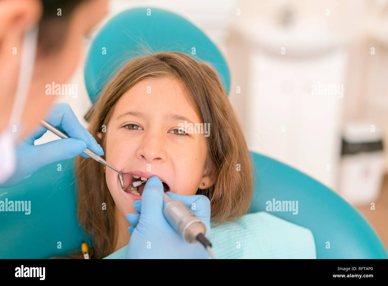 Zahnarzt und kleine Mädchen Patienten. In der Nähe der hübschen kleinen Mädchen seinen Mund weit öffnen während der Inspektion der Mundhöhle am Zahnarzt Stockfoto