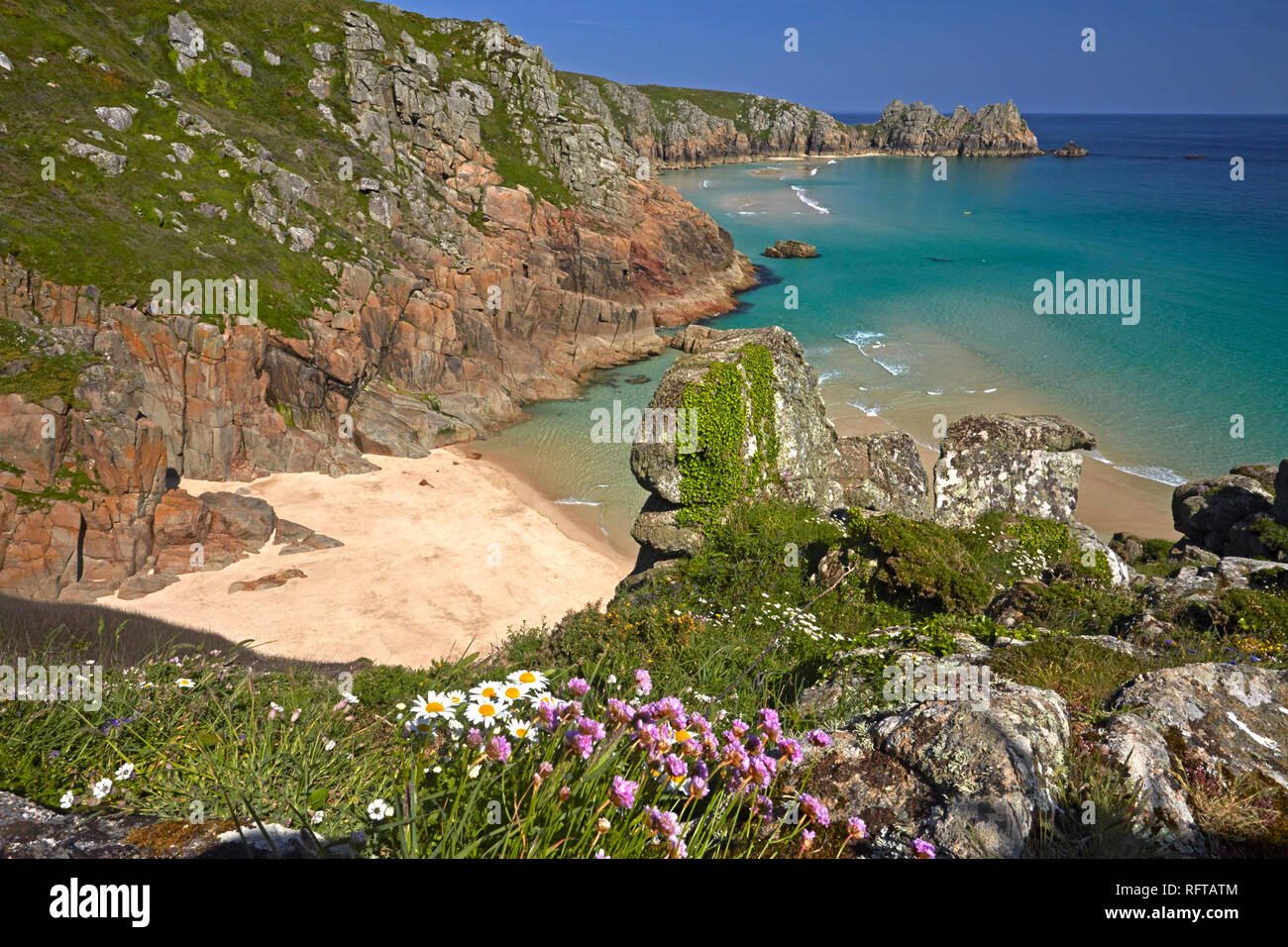 Pednvounder Strand und Treen Klippen bei Porthcurno, Cornwall, England, Vereinigtes Königreich, Europa Stockfoto