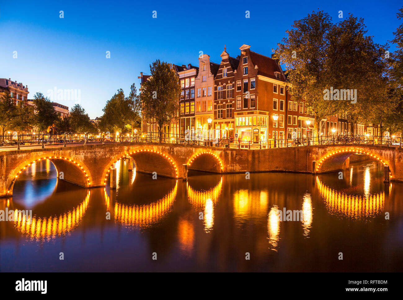 Lichtbrücken und Reflexionen in der Nacht, keizergraht und Leilesgracht Kanäle, Amsterdam, Nordholland, Niederlande, Europa Stockfoto