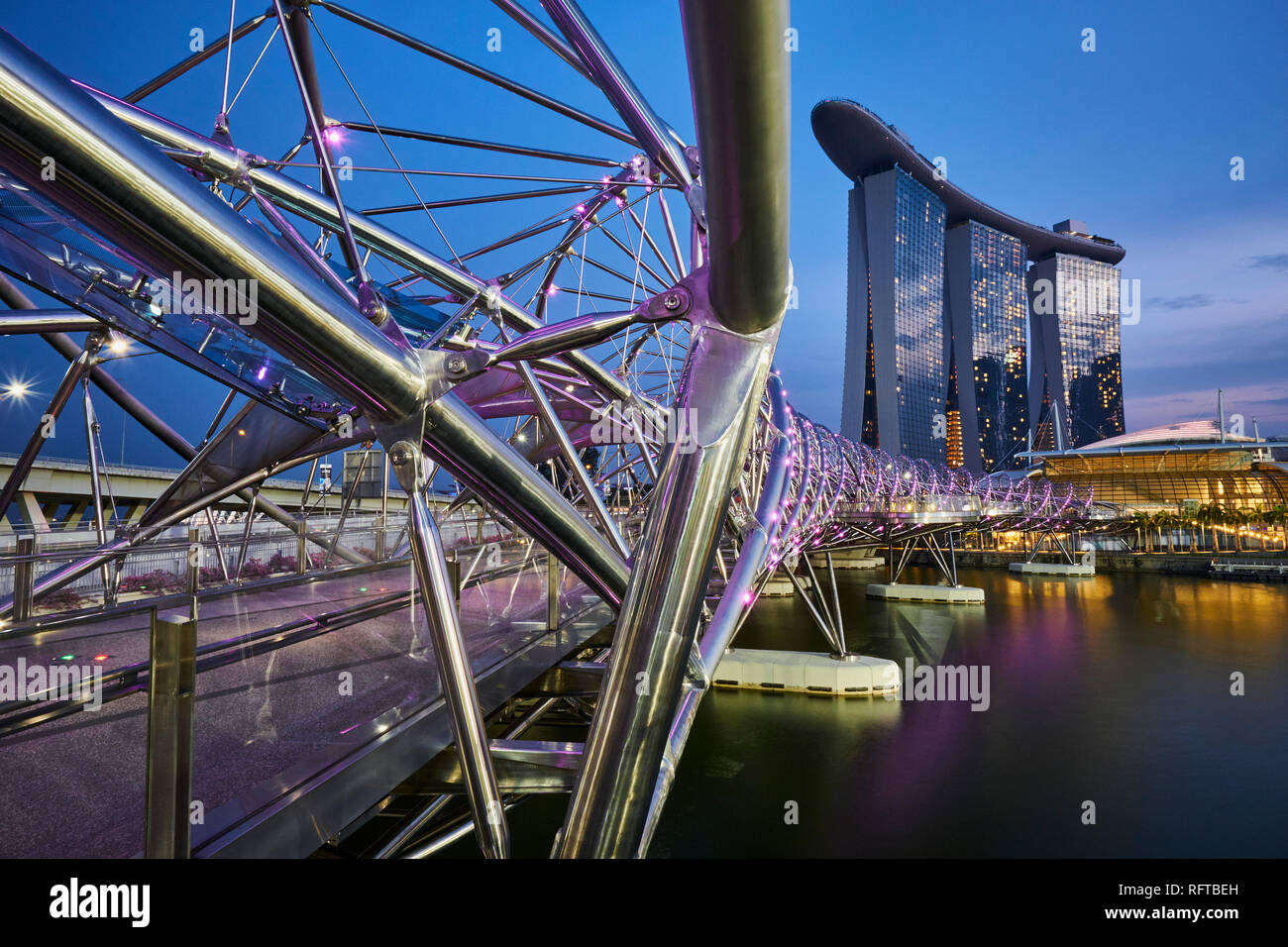 Marina Bay Sands Hotel und der Helix Bridge, Marina Bay, Singapur, Südostasien, Asien Stockfoto