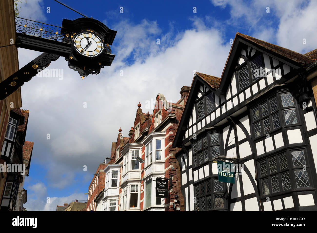 Uhr an der High Street, Winchester, Hampshire, England, Vereinigtes Königreich, Europa Stockfoto