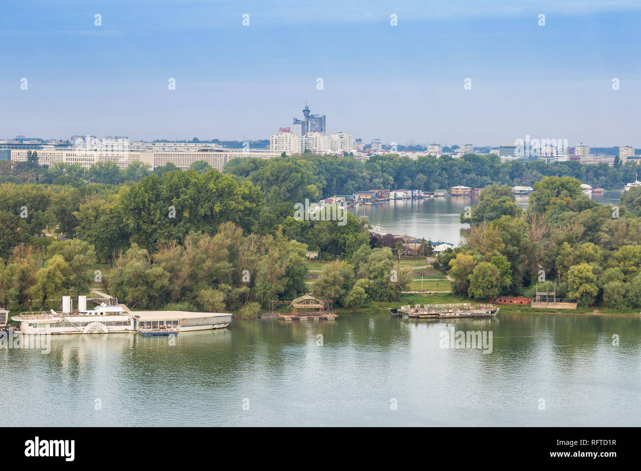 Blick auf den Zusammenfluss von Save und Donau mit Genex Turm im Abstand, Belgrad, Serbien, Europa Stockfoto
