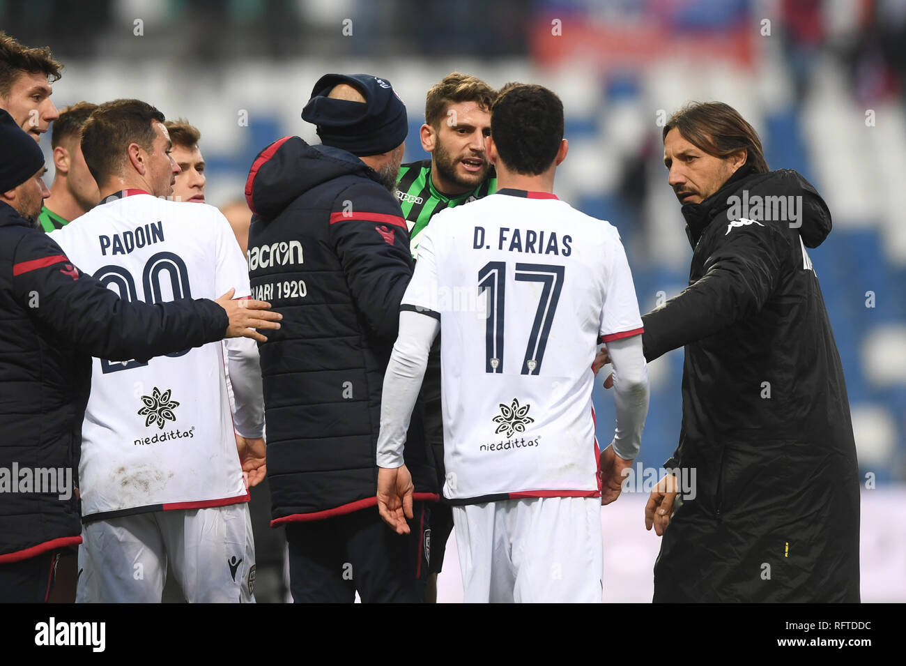 Foto Massimo Paolone/LaPresse 26 Maggio 2005 2019 Reggio Emilia, Italien Sport calcio Sassuolo vs Cagliari - Campionato di calcio Serie A TIM 2018/2019 - stadio "mapei-Citt&#xe0;del Tricolore" Nella Foto: Domenico Berardi (U.S. Sassuolo) e Diego Farias (Cagliari Calcio) eine feine Partita Foto Massimo Paolone/LaPresse Januar 26, 2019 in Reggio Emilia, Italien Sport Fussball Sassuolo vs Cagliari - Italienische Fußball-Liga einen TIM 2018/2019 - "mapei Stadion". In der Pic: Domenico Berardi (U.S. Sassuolo) und Diego Farias (Cagliari Calcio) am Ende des Spiels Stockfoto