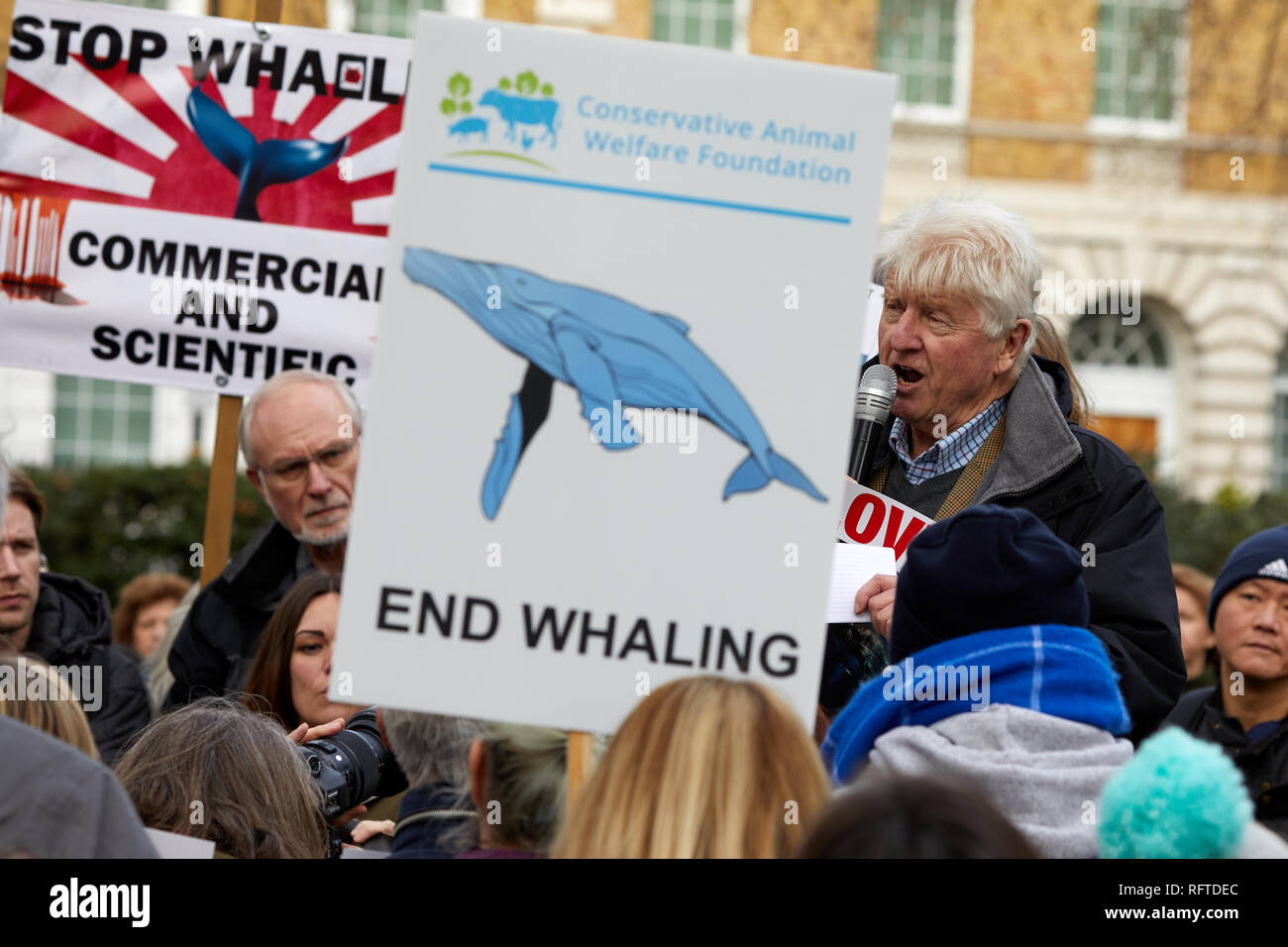 London, Großbritannien. - Jan 26, 2019: Stanley Johnson bei einem Protest gegen Japan Wiederaufnahme des kommerziellen Walfangs. Credit: Kevin J. Frost-/Alamy leben Nachrichten Stockfoto