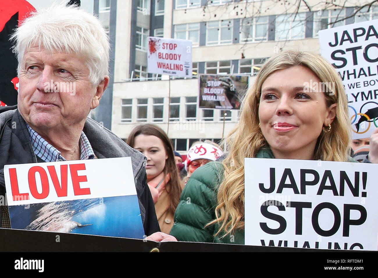 London, UK, 26. Jan 2019 - der ehemalige Außenminister Boris Johnson's Freundin Carrie Symonds (R) nimmt der Protest gegen den japanischen Walfang Demonstration in London zusammen mit Stanley Johnson (L). Credit: Dinendra Haria/Alamy leben Nachrichten Stockfoto