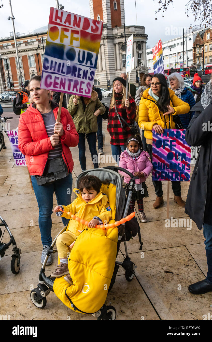 London, Großbritannien. 26. Januar 2019. Die Demonstranten, darunter viele mit Kindern Protest in Windrush Square, Brixton gegen Pläne der Lambeth des Rates bis 5 Kinder schließen und die Bereitstellung um die Hälfte auf die anderen sieben. Sie sagen, dass die Zentren sind eine Lebensader für Eltern, Betreuer und Kinder im Bezirk, die wichtige Dienste für alle Familien, besonders aber denen, die es am meisten brauchen Unterstützung. Sowie Reden gab es Singen und Tanzen mit Solitärspiele. Peter Marshall / alamy Leben Nachrichten Stockfoto