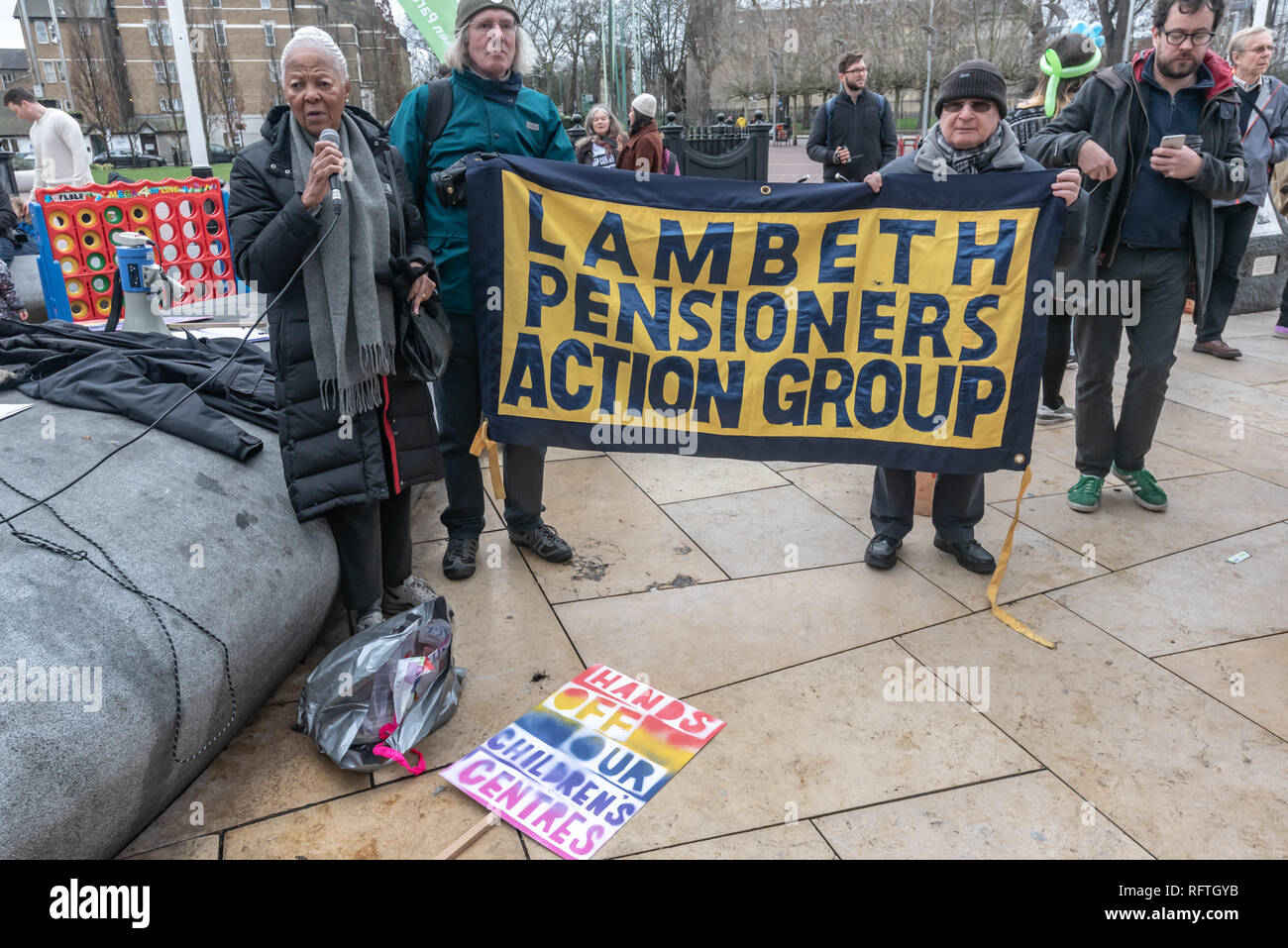 London, Großbritannien. 26. Januar 2019. Ellen Lebethe der Lambeth Rentner Action Group spricht an der Protest in Windrush Square, Brixton gegen Pläne der Lambeth des Rates bis 5 Kinder schließen und die Bereitstellung um die Hälfte auf die anderen sieben. Sie sagen, dass die Zentren sind eine Lebensader für Eltern, Betreuer und Kinder im Bezirk, die wichtige Dienste für alle Familien, besonders aber denen, die es am meisten brauchen Unterstützung. Sowie Reden gab es Singen und Tanzen mit Solitärspiele. Peter Marshall / alamy Leben Nachrichten Stockfoto