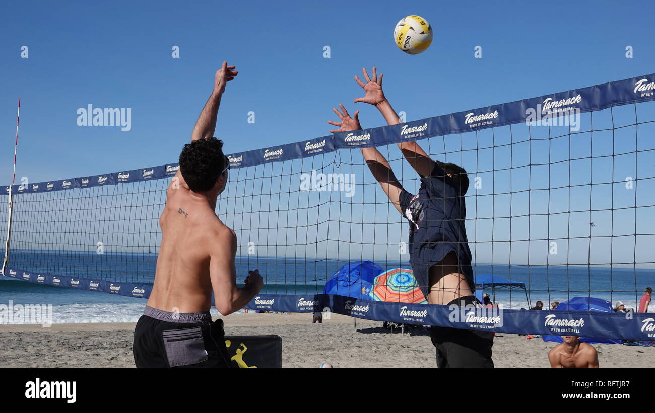 Carlsbad, Kalifornien, USA. 26. Januar, 2019. Junge Männer in den unnachgiebigen/AVP Amerika geöffnet und Junioren Volleyball Turnier konkurrieren am Januar 26, 2019 bei Tamarack Strand, in Carlsbad, CA/USA Credit: Simone Hogan/Alamy leben Nachrichten Stockfoto