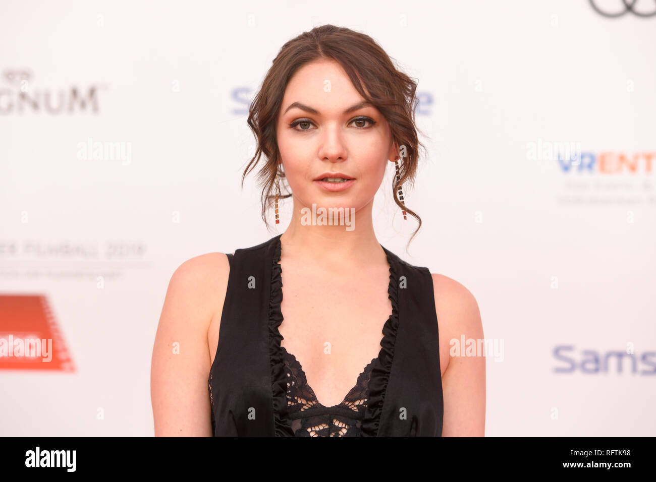 26. Januar 2019, Bayern, München: Emma Drogunova, Schauspielerin, kommt für die 46 Deutschen Filmball 2019 im Hotel Bayerischer Hof. Foto: Tobias Hase/dpa Stockfoto